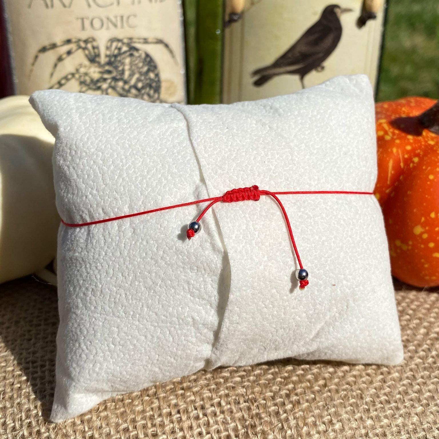 Bracelet Halloween inspiré du terrifiant Jigsaw, bijou en cornaline, obsidienne noire et obsidienne flocons de neige, création artisanale Les Merveilles by Pauline en pierres naturelles.