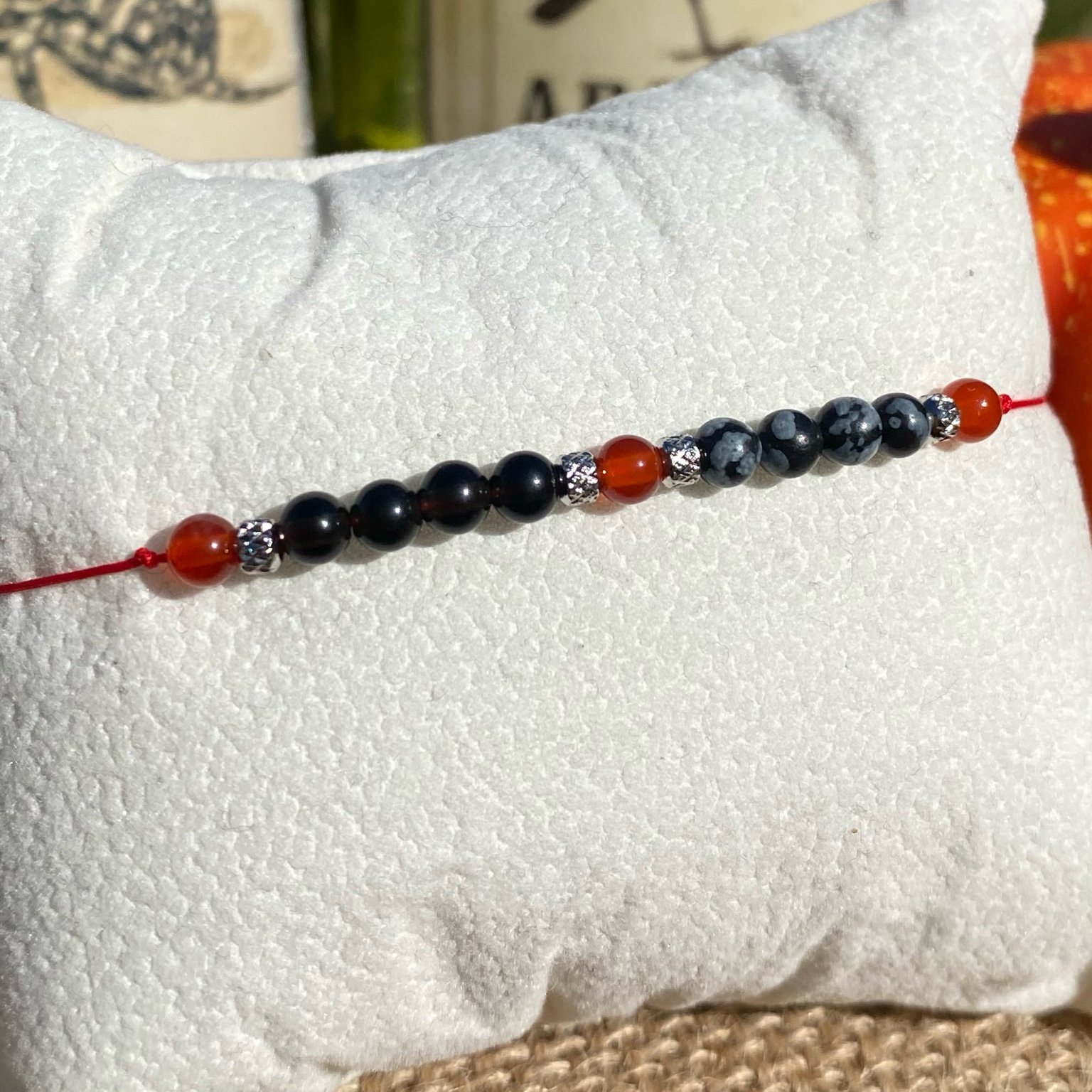 Bracelet Halloween inspiré du terrifiant Jigsaw, bijou en cornaline, obsidienne noire et obsidienne flocons de neige, création artisanale Les Merveilles by Pauline en pierres naturelles.