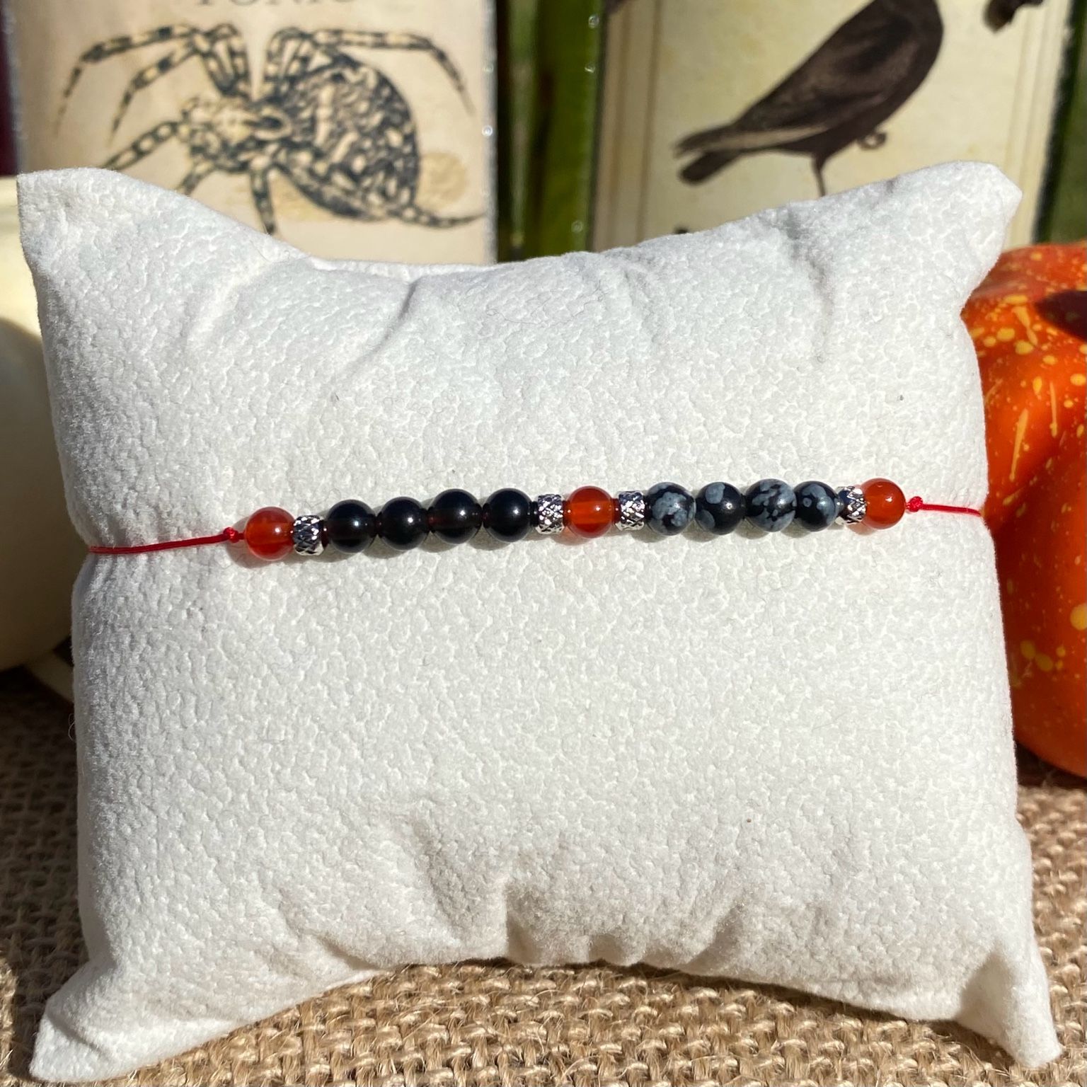 Bracelet Halloween inspiré du terrifiant Jigsaw, bijou en cornaline, obsidienne noire et obsidienne flocons de neige, création artisanale Les Merveilles by Pauline en pierres naturelles.