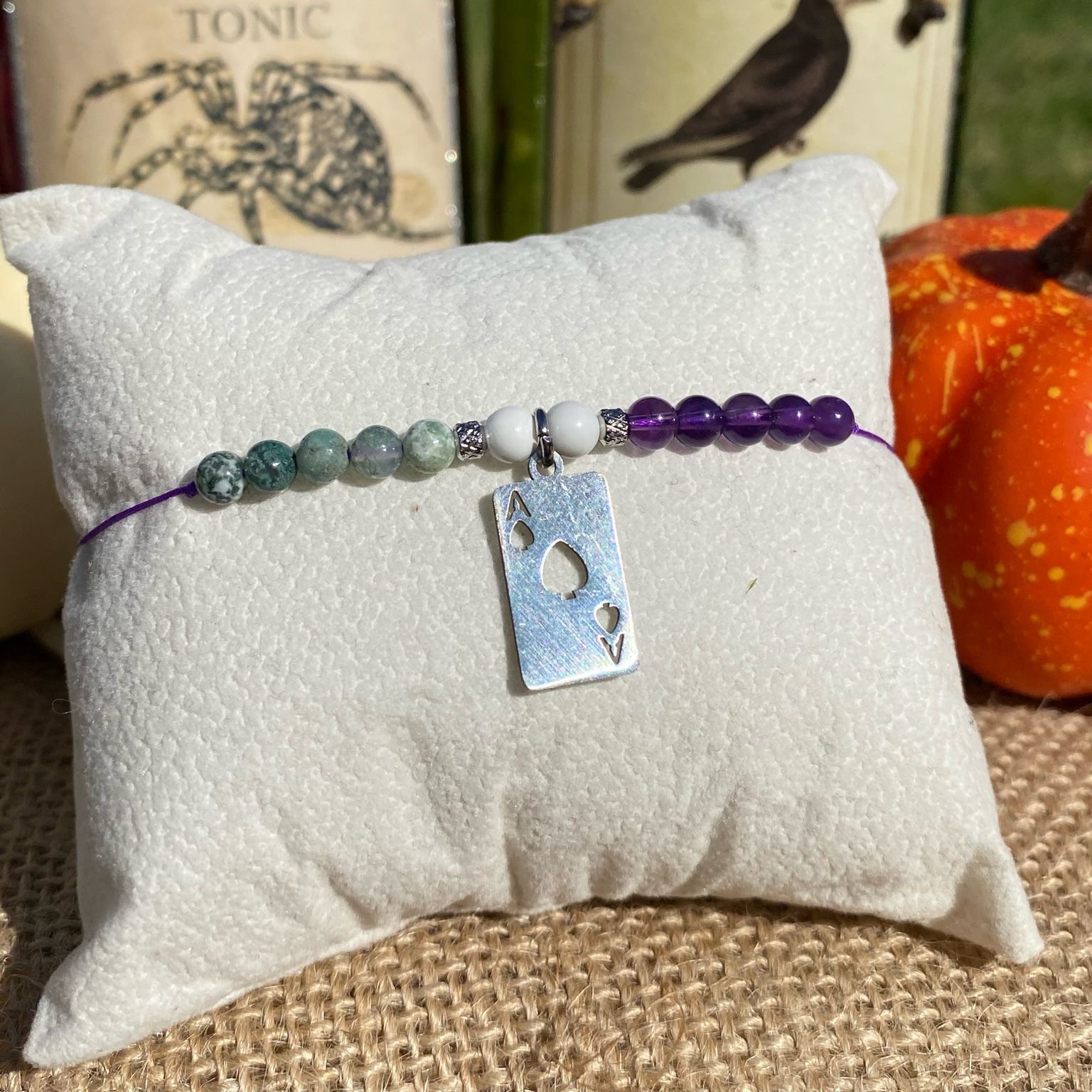 Bracelet inspiré du Joker, création originale en agate mousse, améthyste et howlite, breloque carte en acier inoxydable, bijou artisanal Les Merveilles by Pauline.