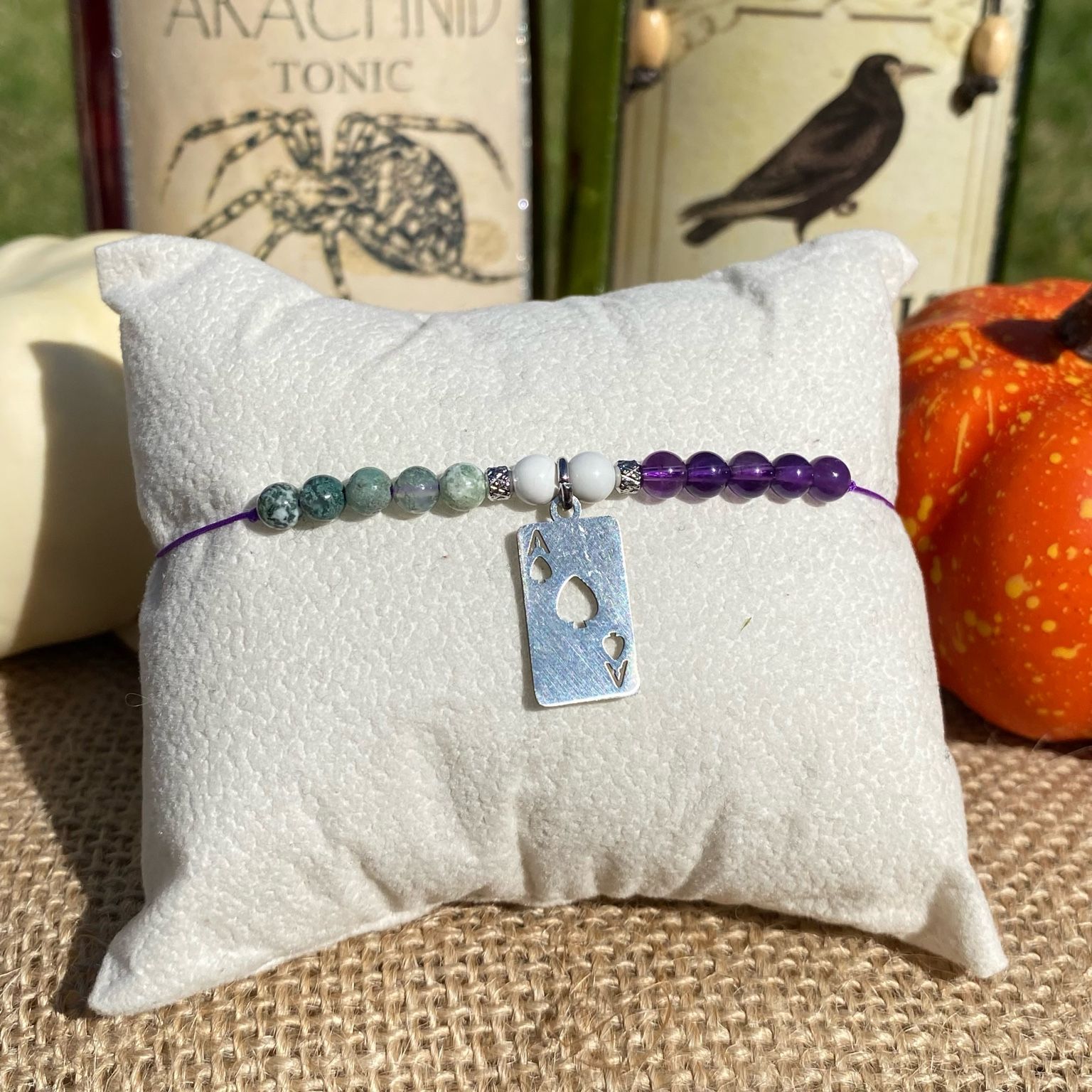 Bracelet inspiré du Joker, création originale en agate mousse, améthyste et howlite, breloque carte en acier inoxydable, bijou artisanal Les Merveilles by Pauline.