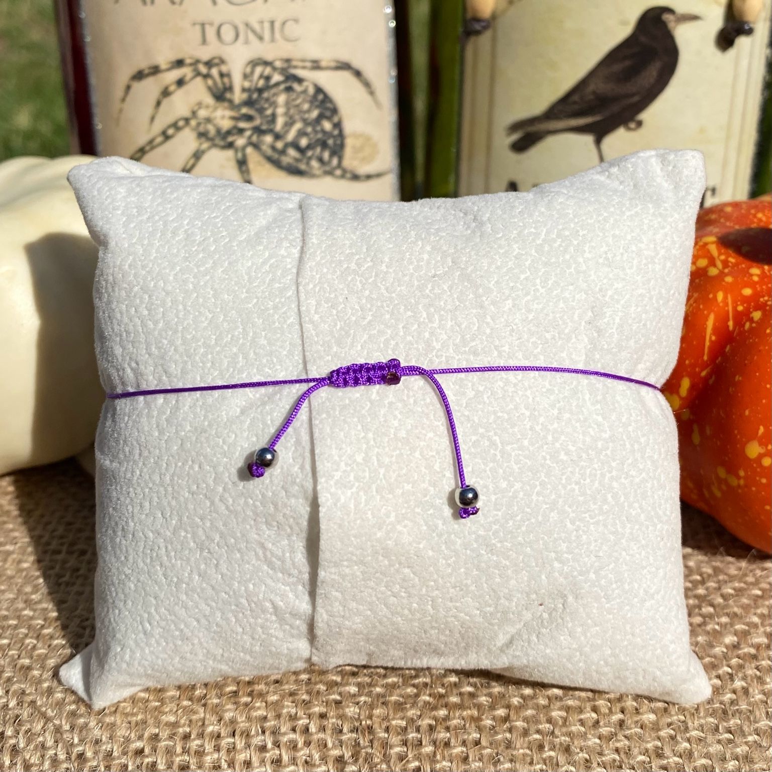 Bracelet inspiré du Joker, création originale en agate mousse, améthyste et howlite, breloque carte en acier inoxydable, bijou artisanal Les Merveilles by Pauline.