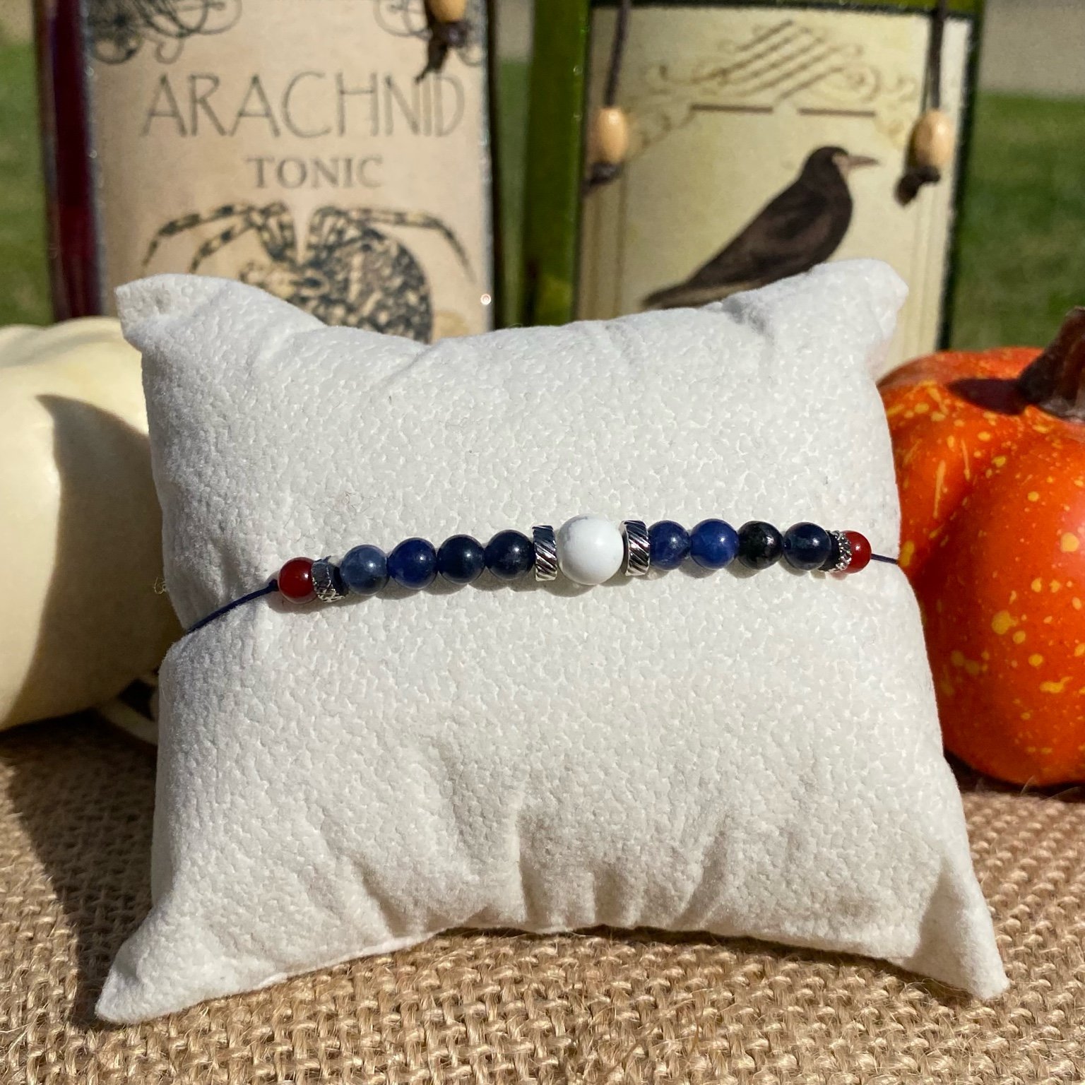 Bracelet Halloween inspiré de Michael Myers en pierres naturelles de cornaline, sodalite et howlite, bijou artisanal fait main Les Merveilles by Pauline.