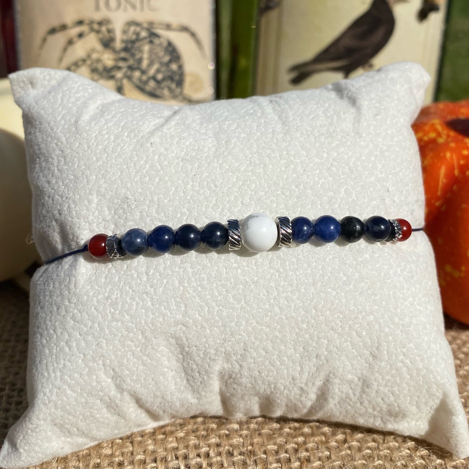 Bracelet Halloween inspiré de Michael Myers en pierres naturelles de cornaline, sodalite et howlite, bijou artisanal fait main Les Merveilles by Pauline.