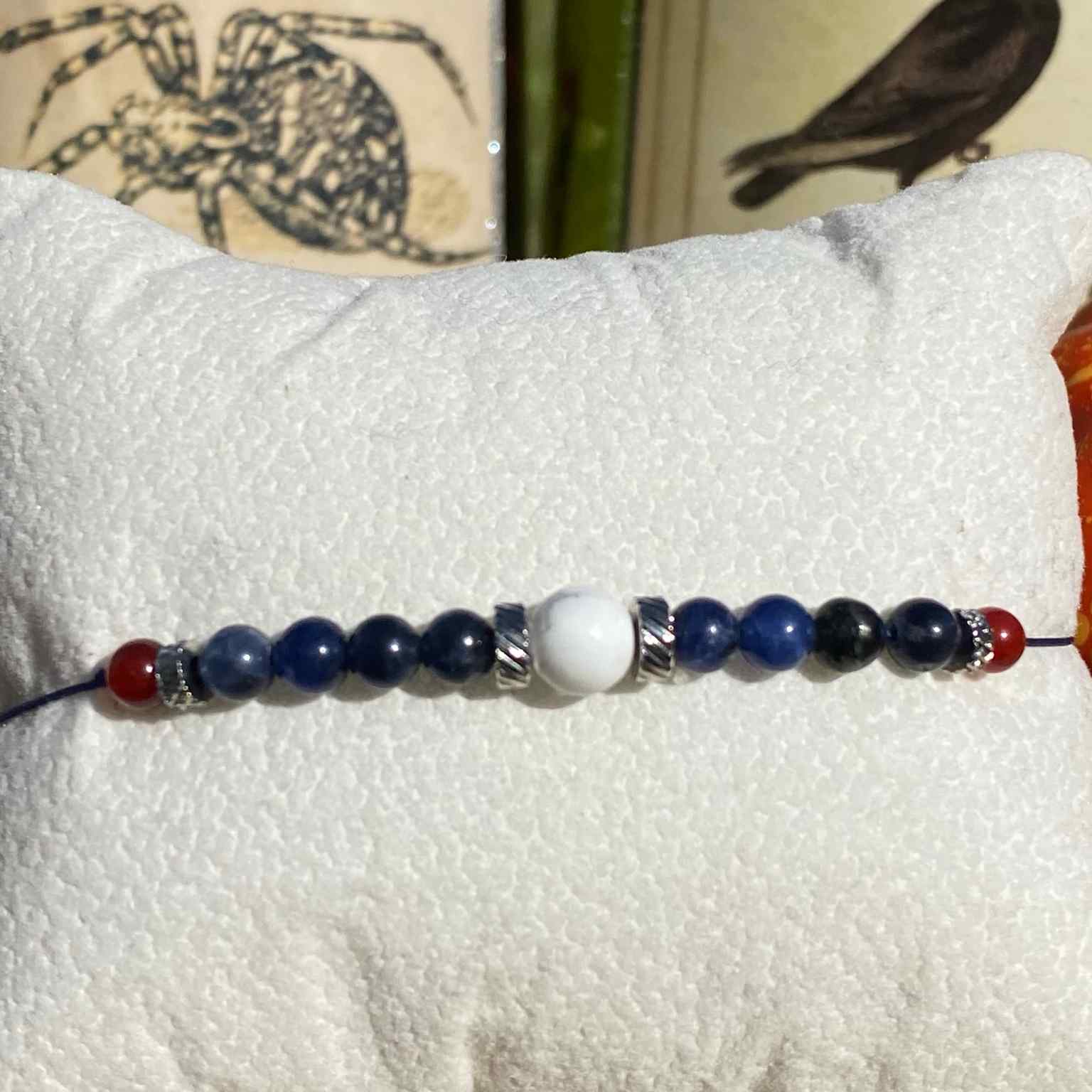 Bracelet Halloween inspiré de Michael Myers en pierres naturelles de cornaline, sodalite et howlite, bijou artisanal fait main Les Merveilles by Pauline.