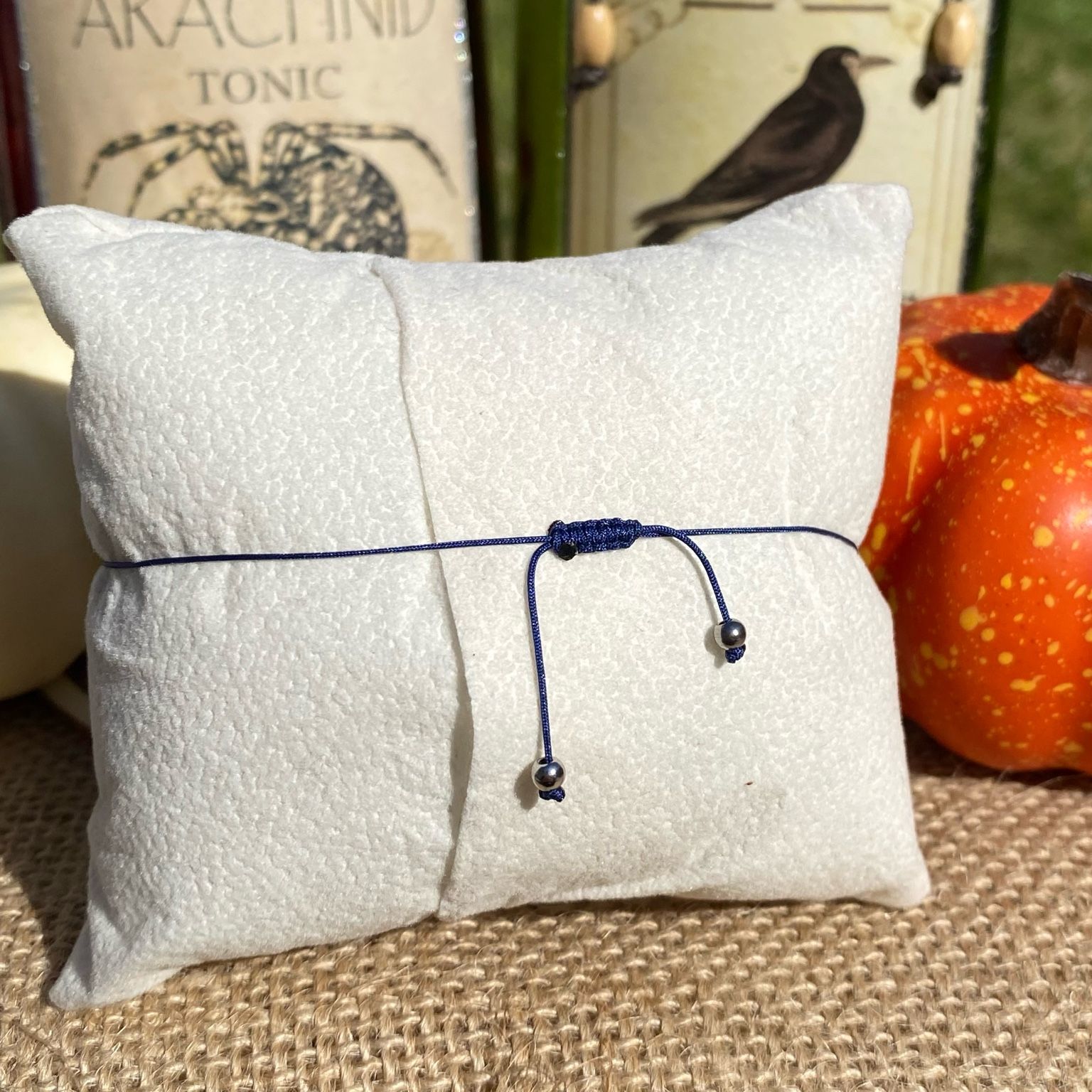 Bracelet Halloween inspiré de Michael Myers en pierres naturelles de cornaline, sodalite et howlite, bijou artisanal fait main Les Merveilles by Pauline.