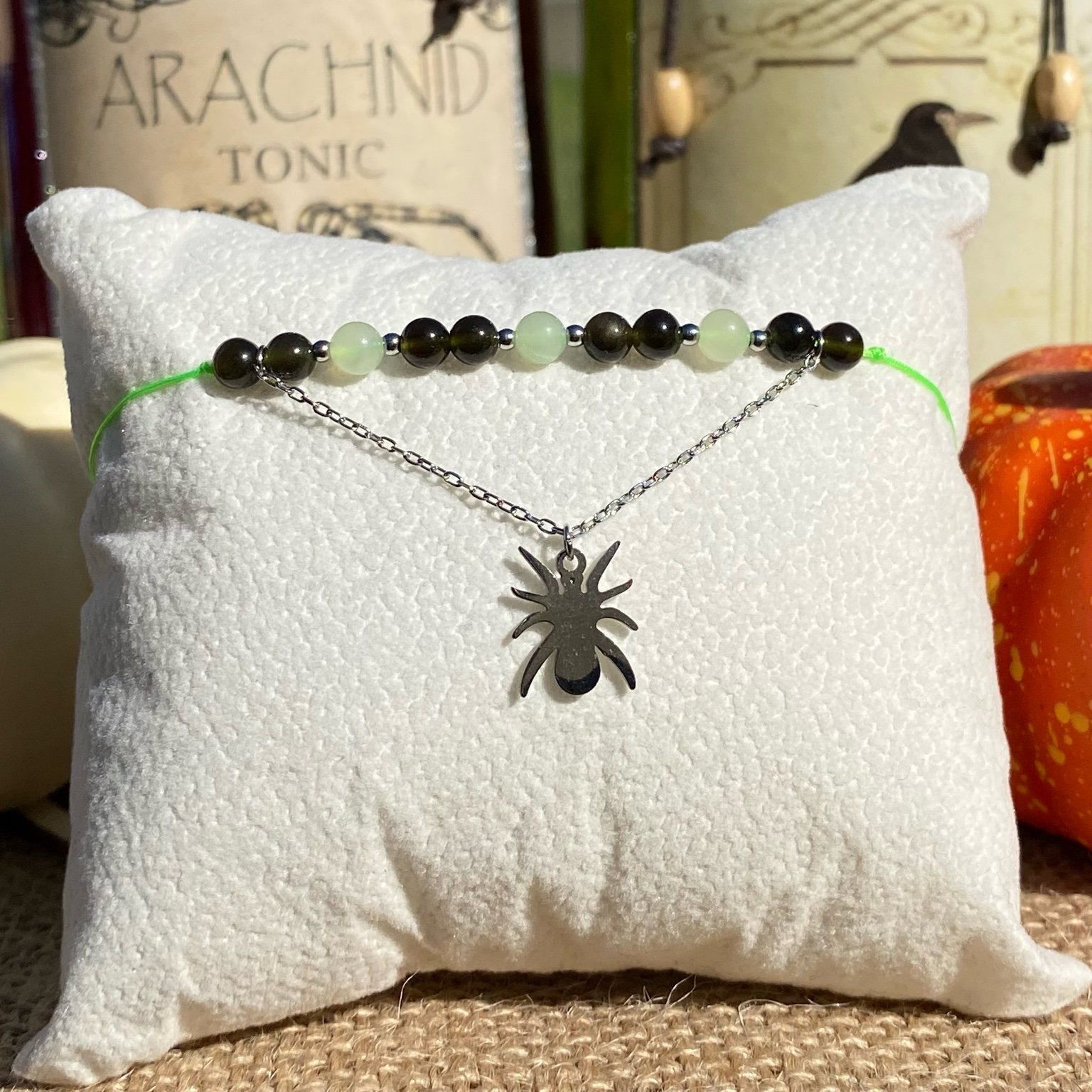 Bracelet Halloween inspiré d’Oogie Boogie, fait main en jade et obsidienne naturelles, avec breloque araignée en acier inoxydable — bijou Tim Burton original Les Merveilles by Pauline.