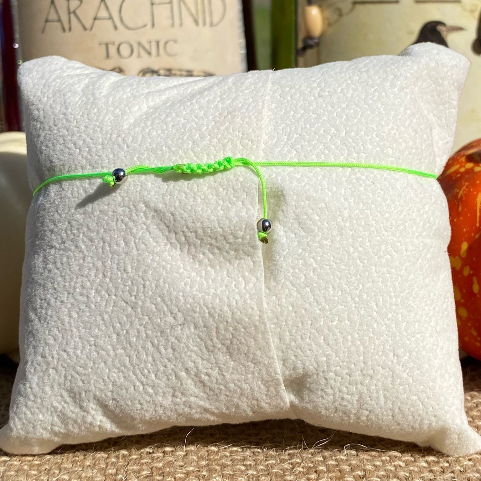 Bracelet Halloween inspiré d’Oogie Boogie, fait main en jade et obsidienne naturelles, avec breloque araignée en acier inoxydable — bijou Tim Burton original Les Merveilles by Pauline.