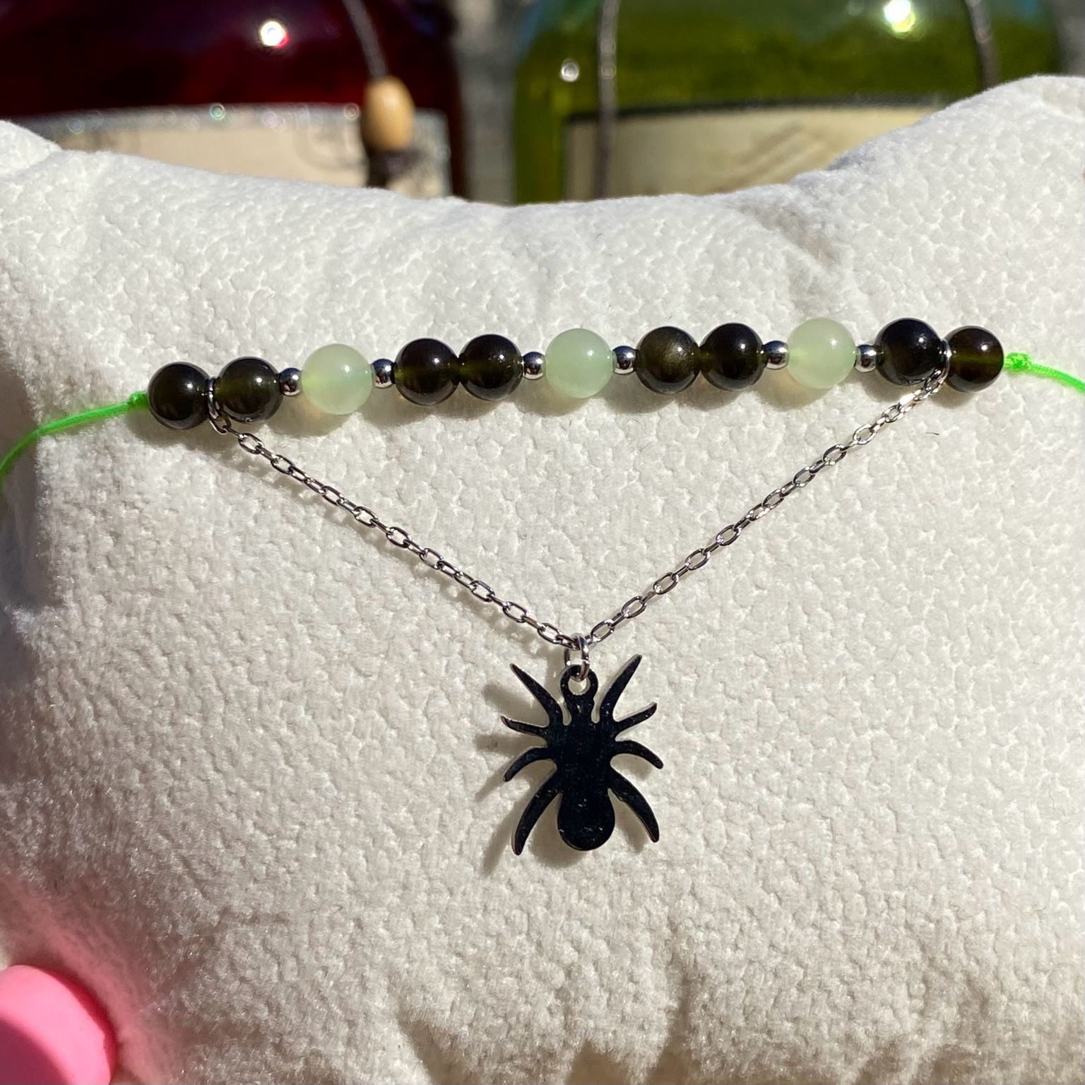 Bracelet Halloween inspiré d’Oogie Boogie, fait main en jade et obsidienne naturelles, avec breloque araignée en acier inoxydable — bijou Tim Burton original Les Merveilles by Pauline.