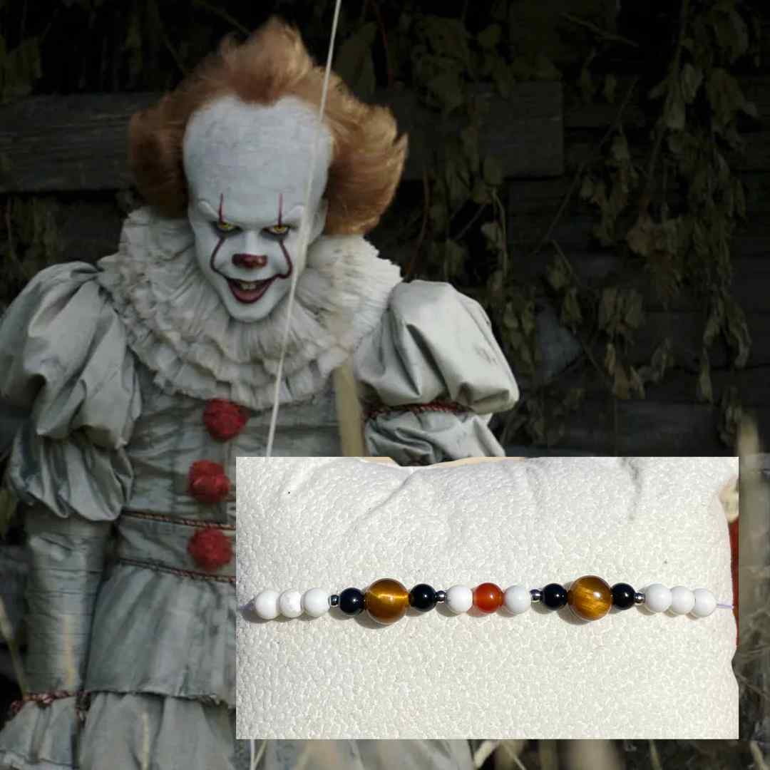 Bracelet Halloween inspiré du clown Pennywise, composé de howlite, cornaline, onyx et œil de tigre, création en pierres naturelles aux teintes contrastées.