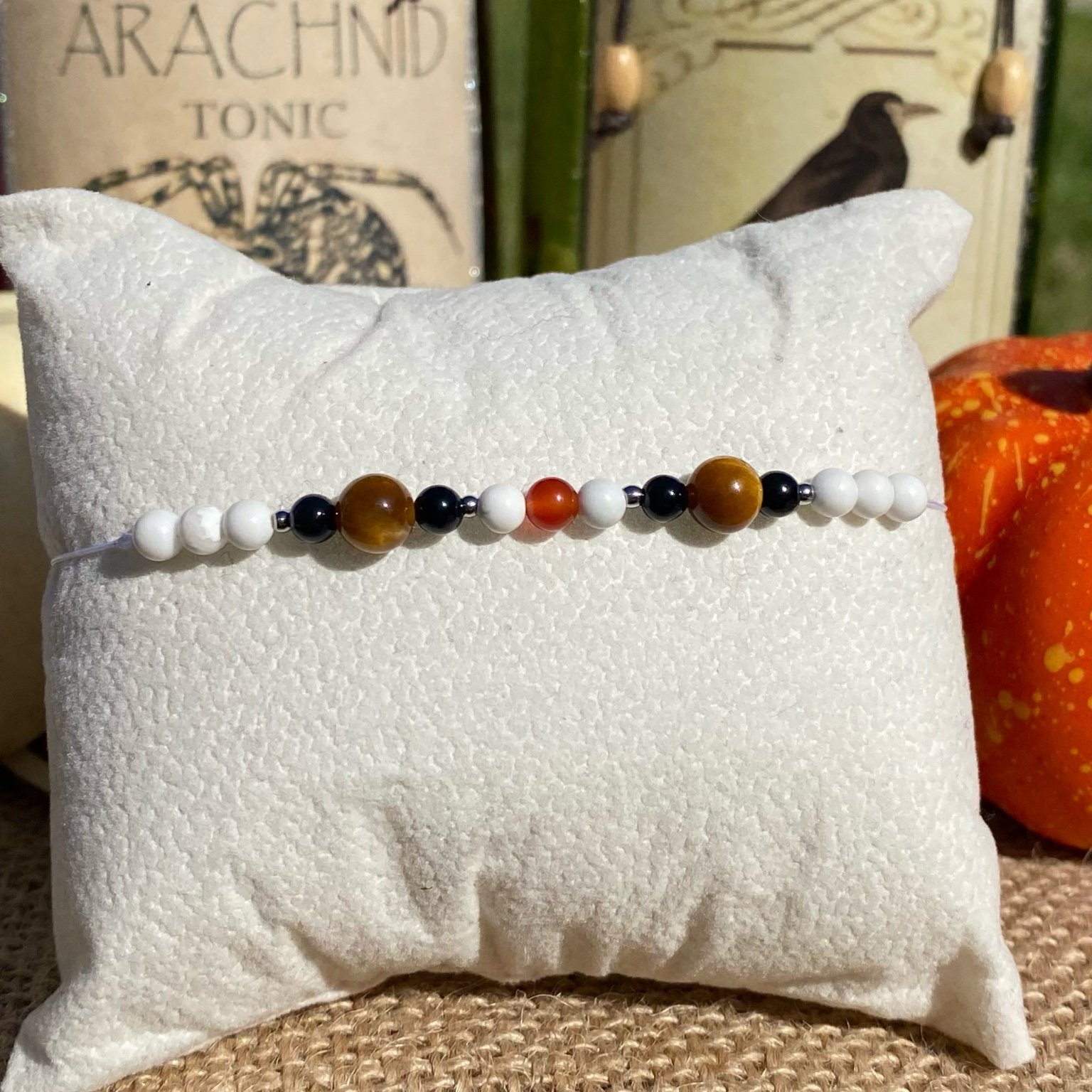 Bracelet Halloween inspiré du clown Pennywise, composé de howlite, cornaline, onyx et œil de tigre, création en pierres naturelles aux teintes contrastées.