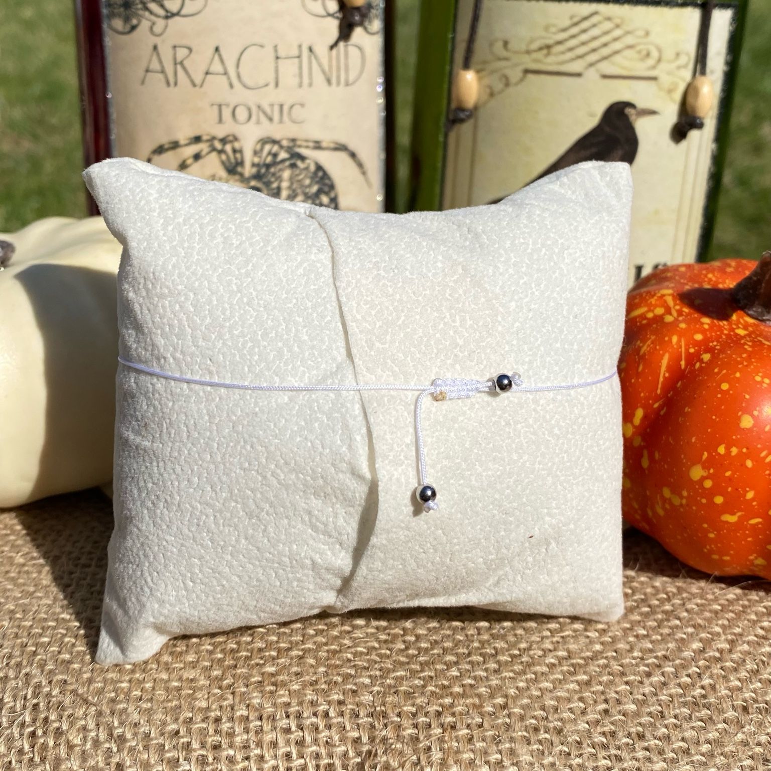 Bracelet Halloween inspiré du clown Pennywise, composé de howlite, cornaline, onyx et œil de tigre, création en pierres naturelles aux teintes contrastées.