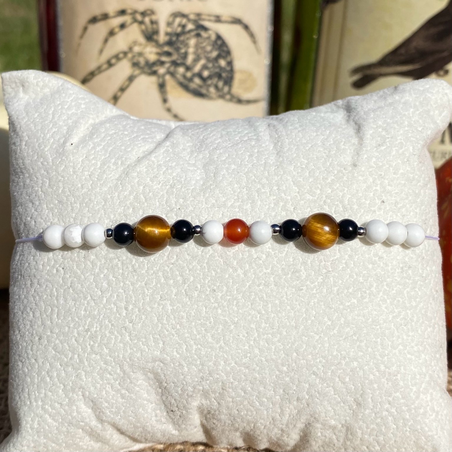 Bracelet Halloween inspiré du clown Pennywise, composé de howlite, cornaline, onyx et œil de tigre, création en pierres naturelles aux teintes contrastées.