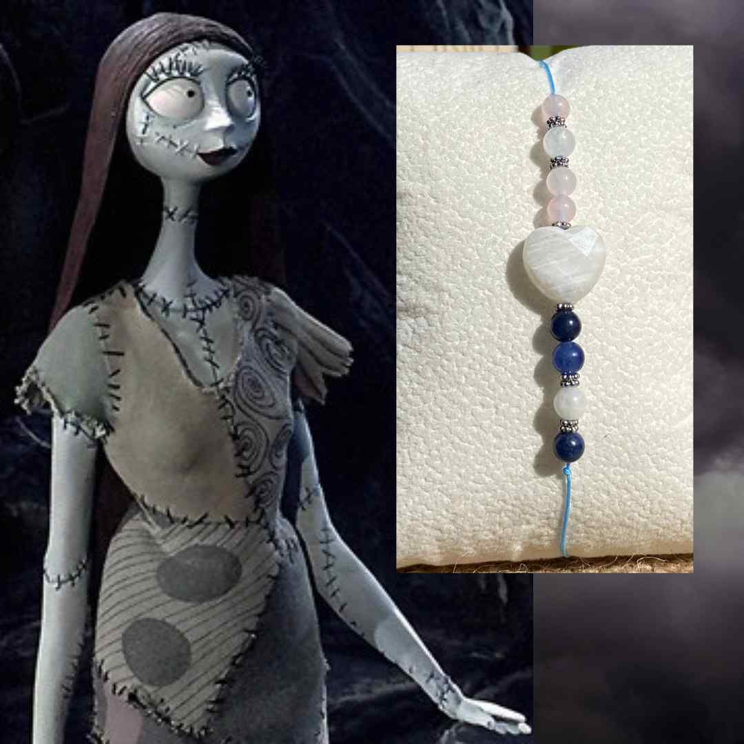 Bracelet Sally en sodalite, pierre de lune et quartz rose, pierres naturelles sélectionnées pour leur douceur et leur harmonie, création artisanale inspirée de L’Étrange Noël de Monsieur Jack.