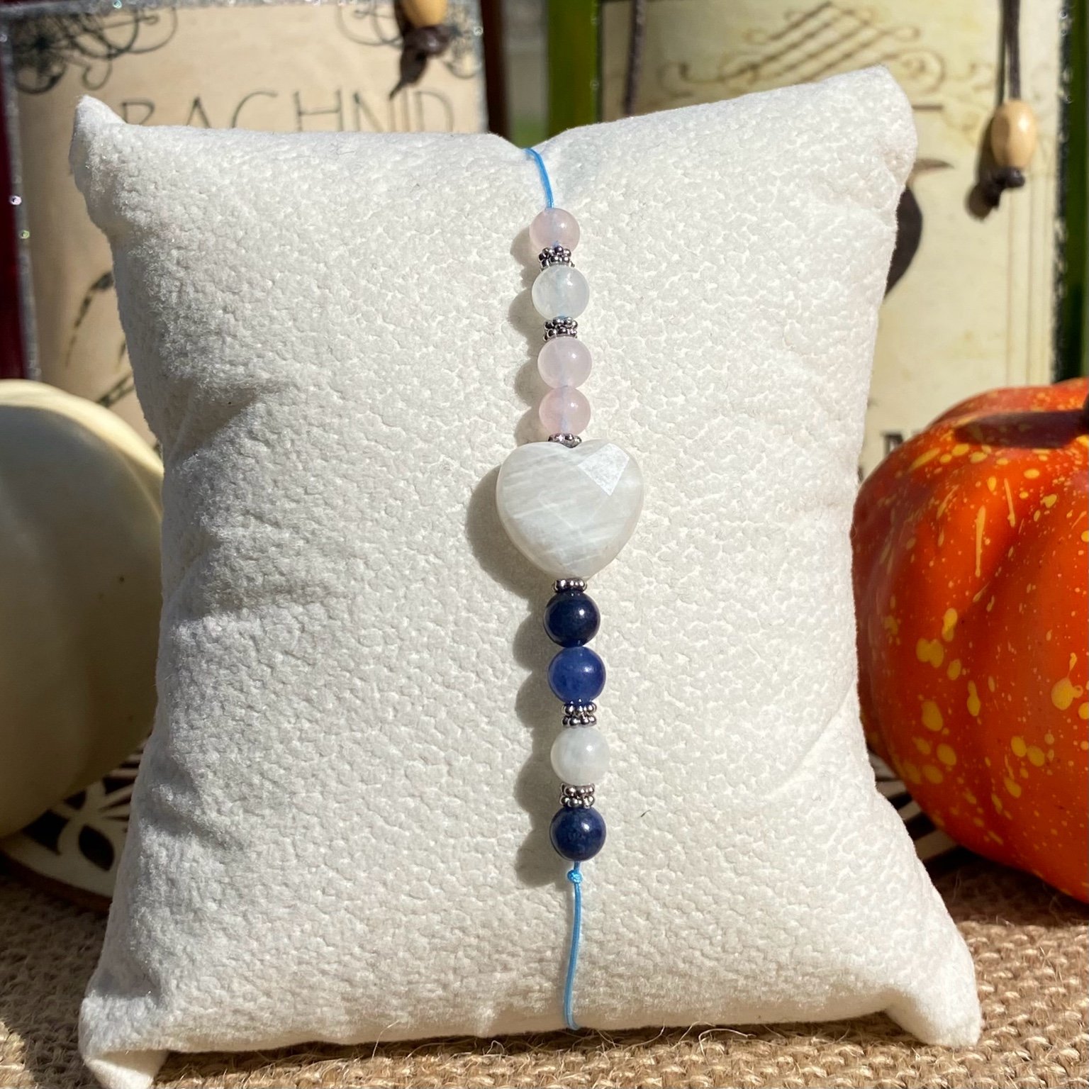 Bracelet Sally en sodalite, pierre de lune et quartz rose, pierres naturelles sélectionnées pour leur douceur et leur harmonie, création artisanale inspirée de L’Étrange Noël de Monsieur Jack.