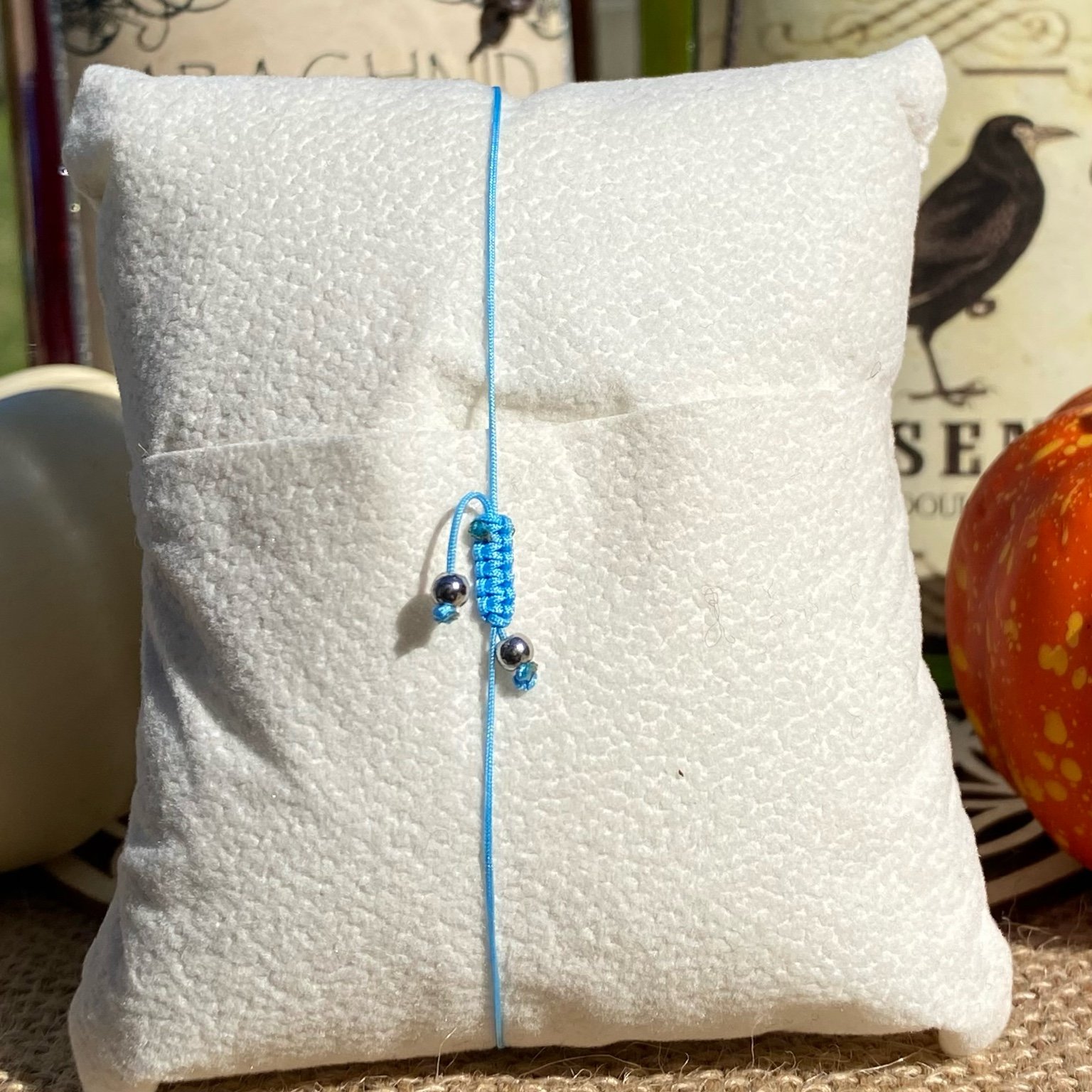 Bracelet Sally en sodalite, pierre de lune et quartz rose, pierres naturelles sélectionnées pour leur douceur et leur harmonie, création artisanale inspirée de L’Étrange Noël de Monsieur Jack.