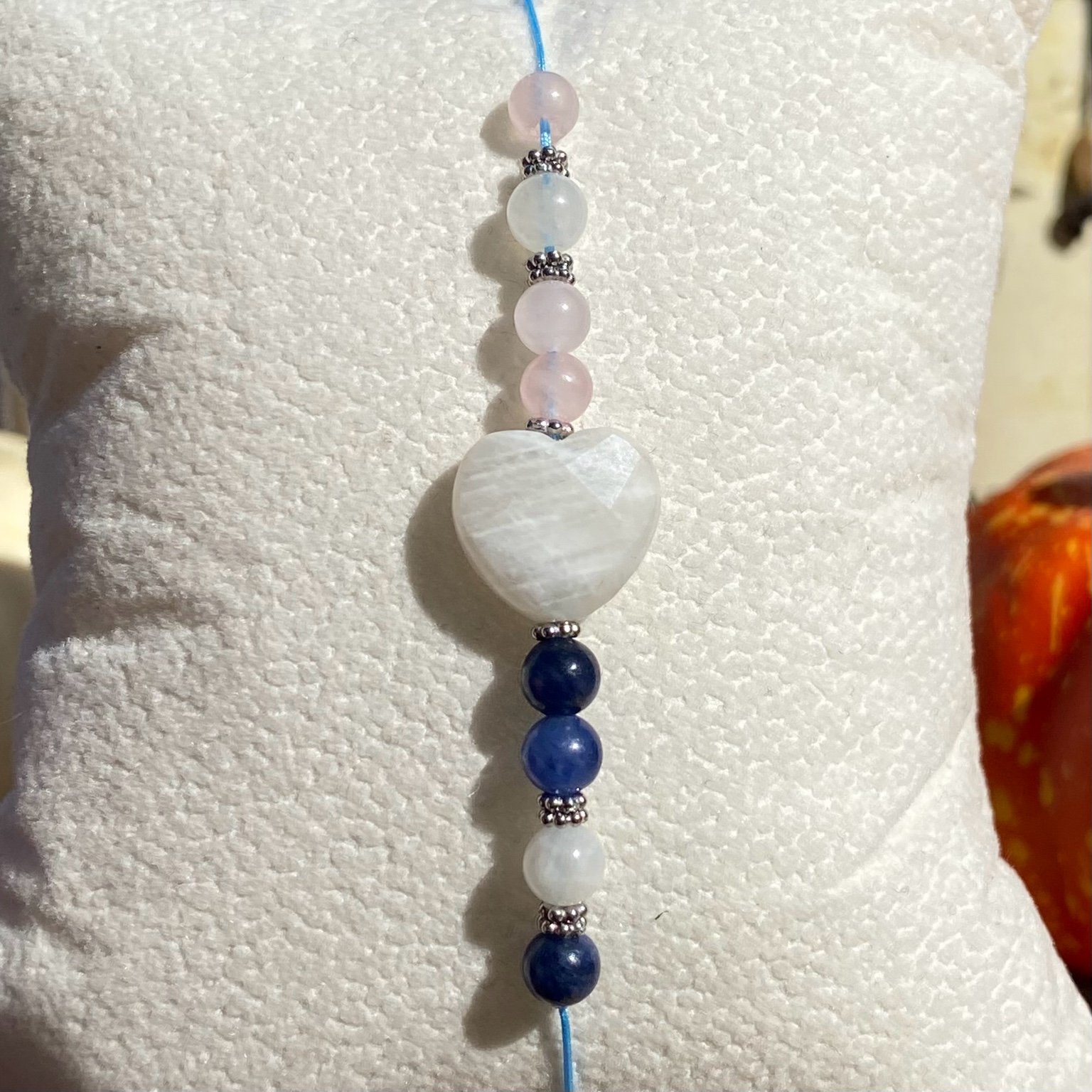 Bracelet Sally en sodalite, pierre de lune et quartz rose, pierres naturelles sélectionnées pour leur douceur et leur harmonie, création artisanale inspirée de L’Étrange Noël de Monsieur Jack.