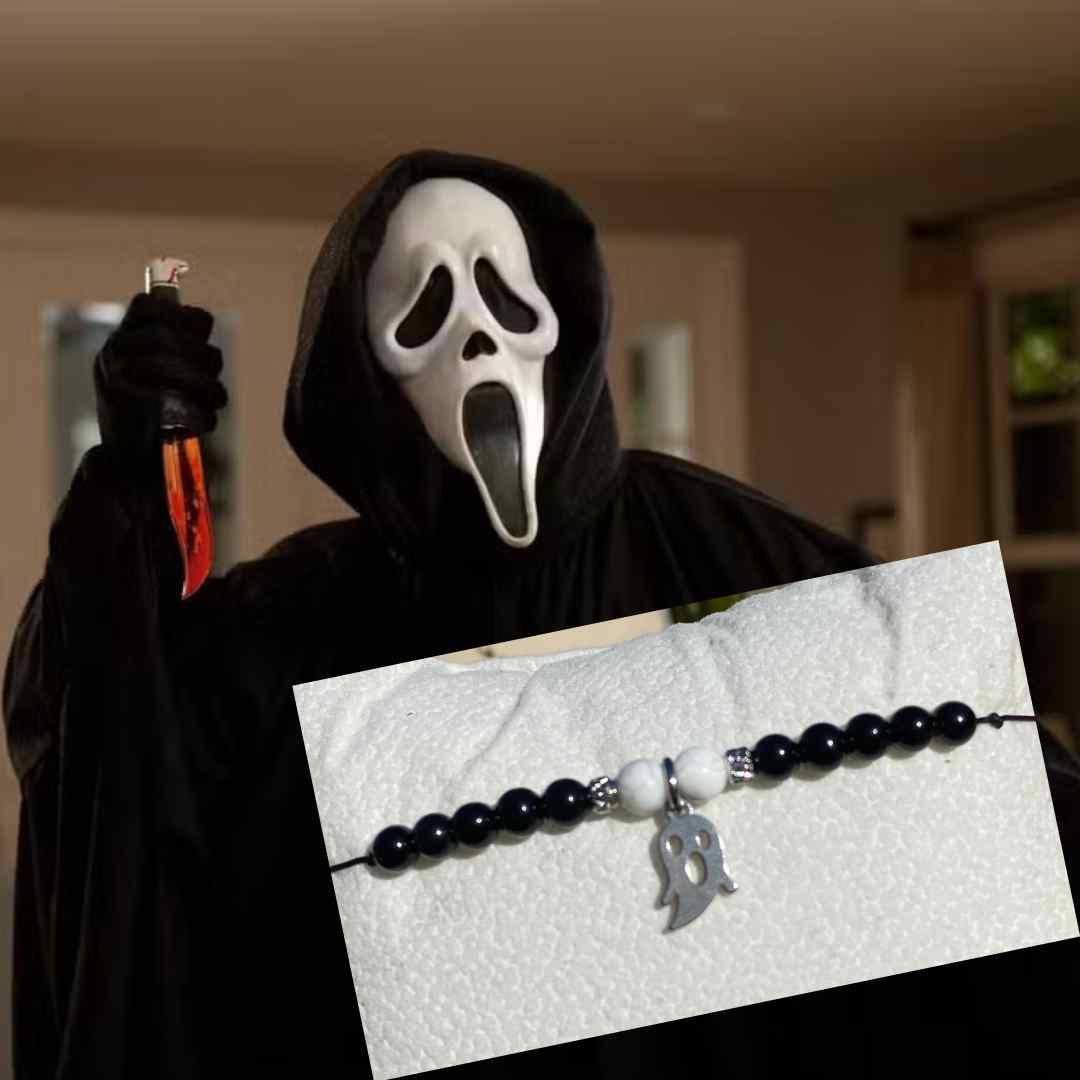 Bracelet Halloween inspiré de Ghostface du film Scream, création en onyx et howlite avec breloque fantôme en acier inoxydable, bijou artisanal Les Merveilles by Pauline