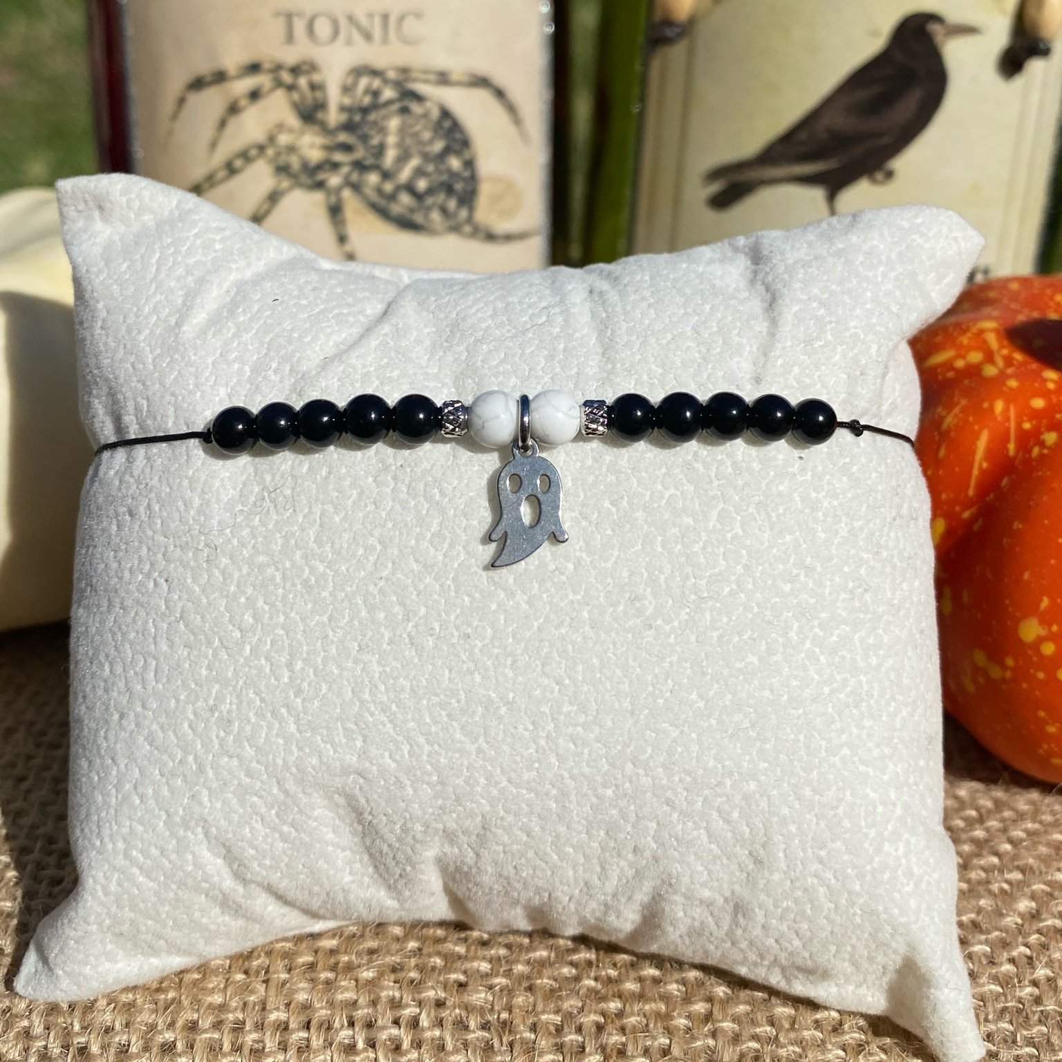 Bracelet Halloween inspiré de Ghostface du film Scream, création en onyx et howlite avec breloque fantôme en acier inoxydable, bijou artisanal Les Merveilles by Pauline