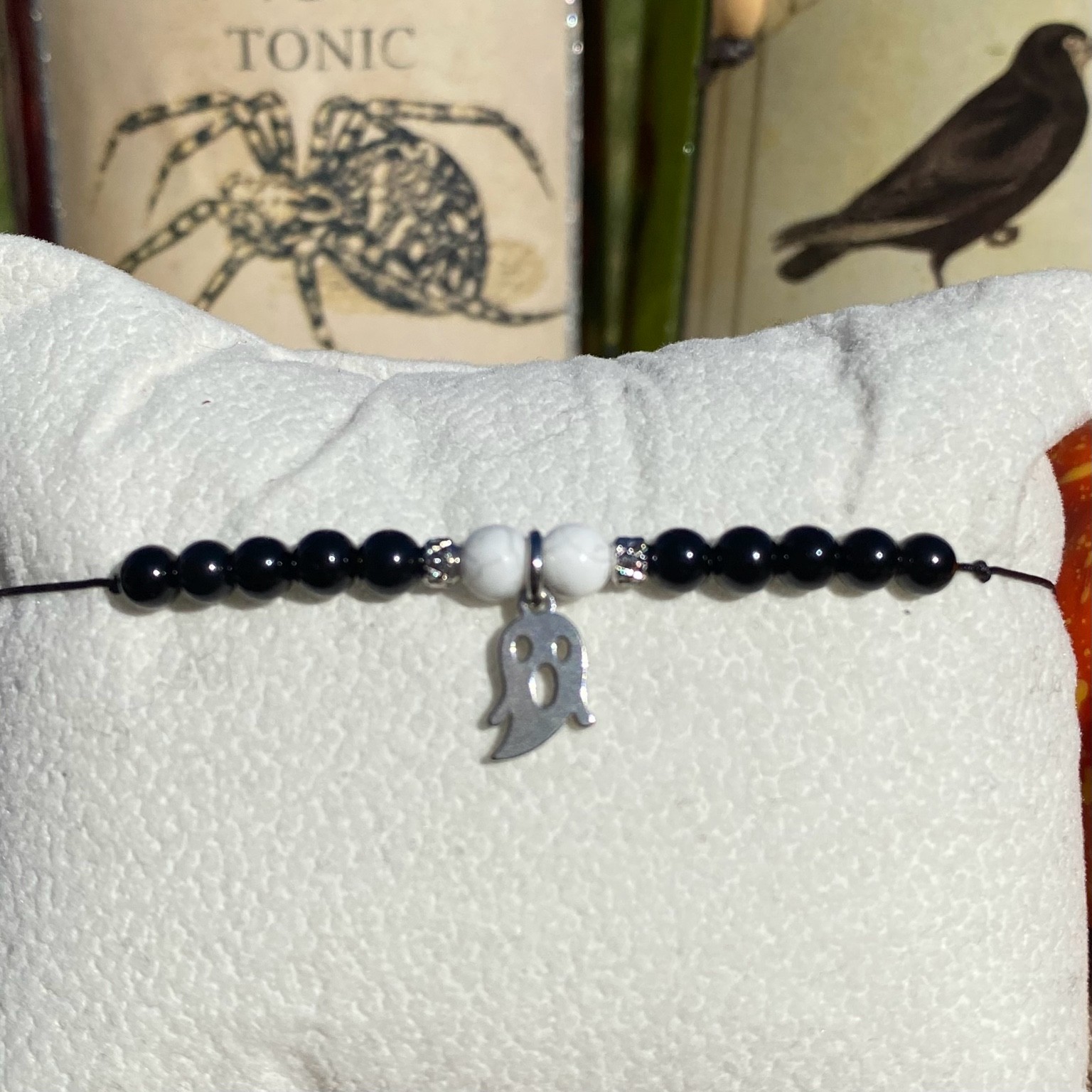 Bracelet Halloween inspiré de Ghostface du film Scream, création en onyx et howlite avec breloque fantôme en acier inoxydable, bijou artisanal Les Merveilles by Pauline