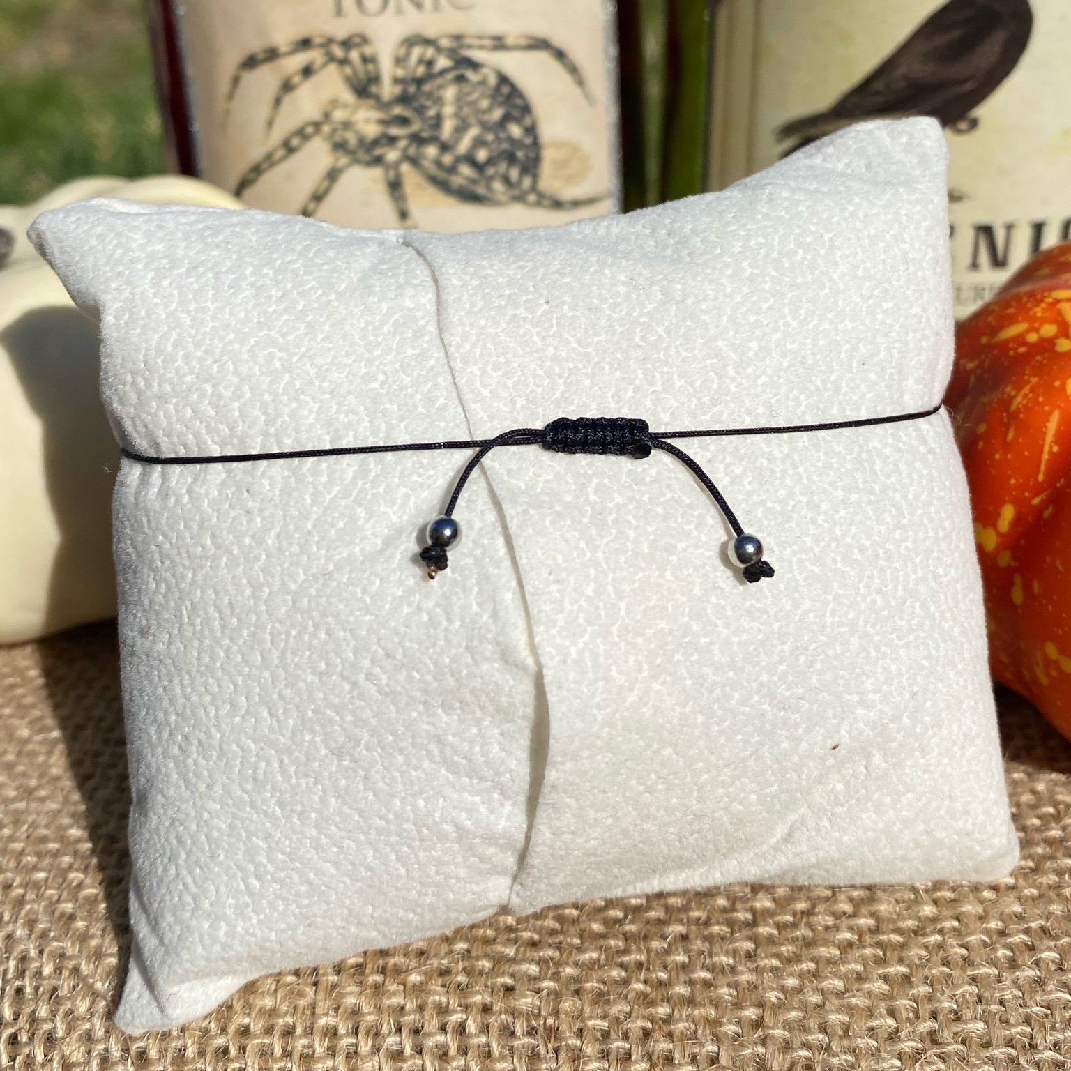 Bracelet Halloween inspiré de Ghostface du film Scream, création en onyx et howlite avec breloque fantôme en acier inoxydable, bijou artisanal Les Merveilles by Pauline