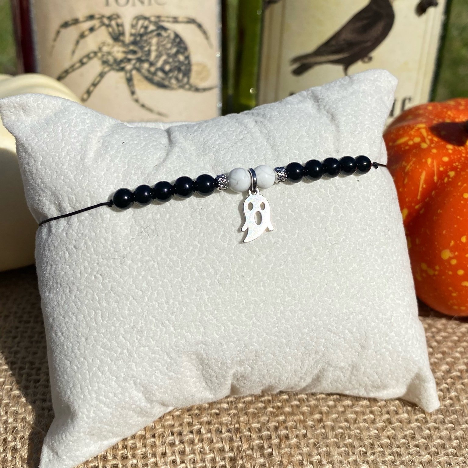 Bracelet Halloween inspiré de Ghostface du film Scream, création en onyx et howlite avec breloque fantôme en acier inoxydable, bijou artisanal Les Merveilles by Pauline