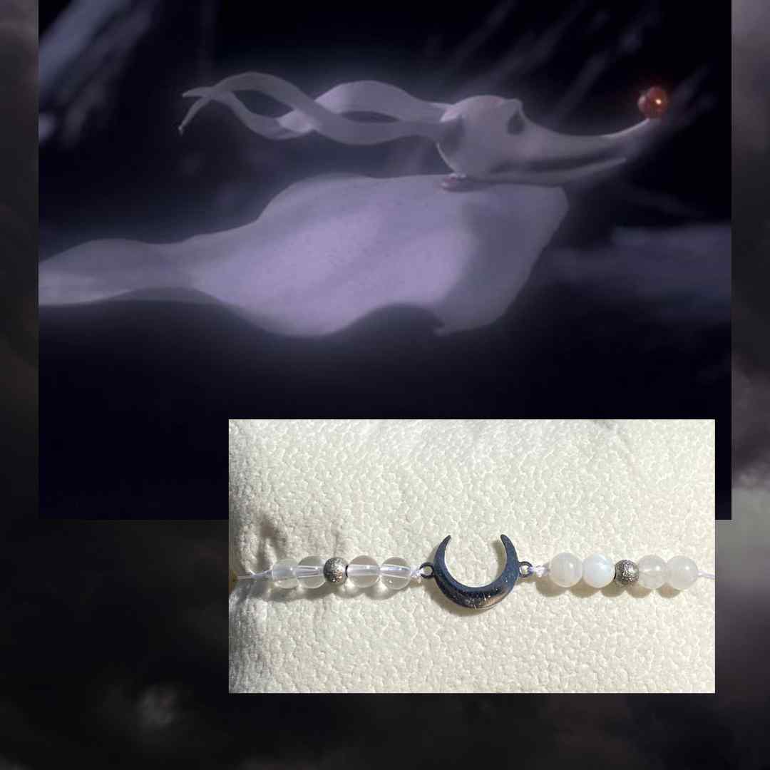Bracelet Zéro le chien fantôme, en cristal de roche et pierre de lune, avec breloque lune argentée en acier inoxydable — bijou lumineux inspiré de l’univers de Tim Burton.