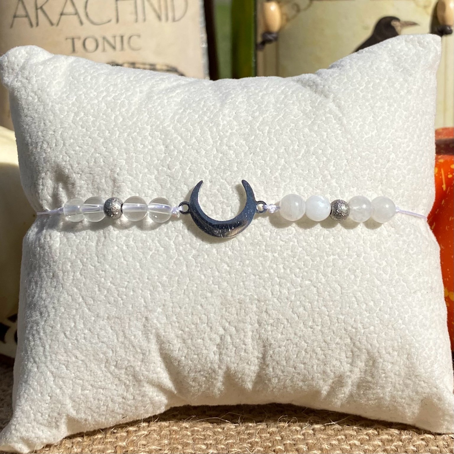 Bracelet Zéro le chien fantôme, en cristal de roche et pierre de lune, avec breloque lune argentée en acier inoxydable — bijou lumineux inspiré de l’univers de Tim Burton.