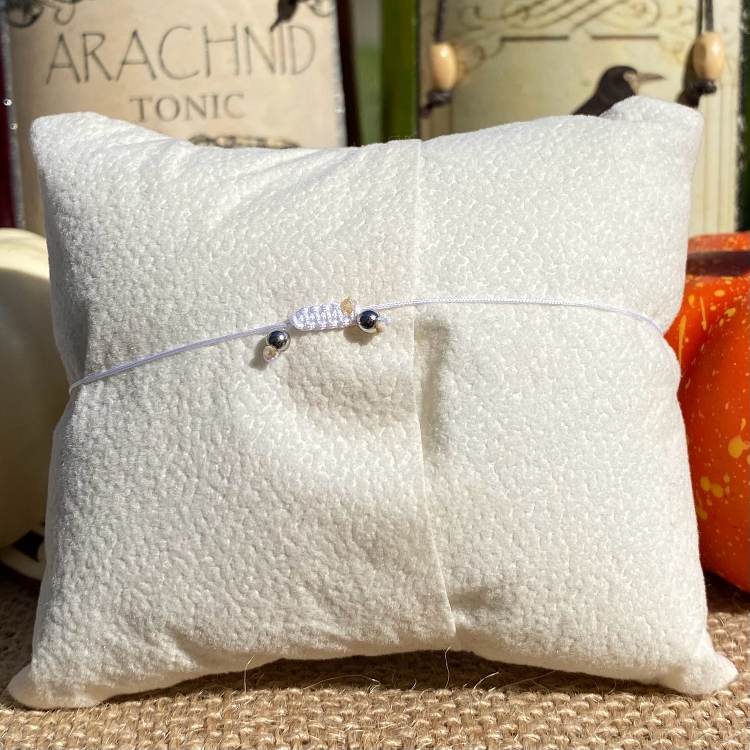 Bracelet Zéro le chien fantôme, en cristal de roche et pierre de lune, avec breloque lune argentée en acier inoxydable — bijou lumineux inspiré de l’univers de Tim Burton.