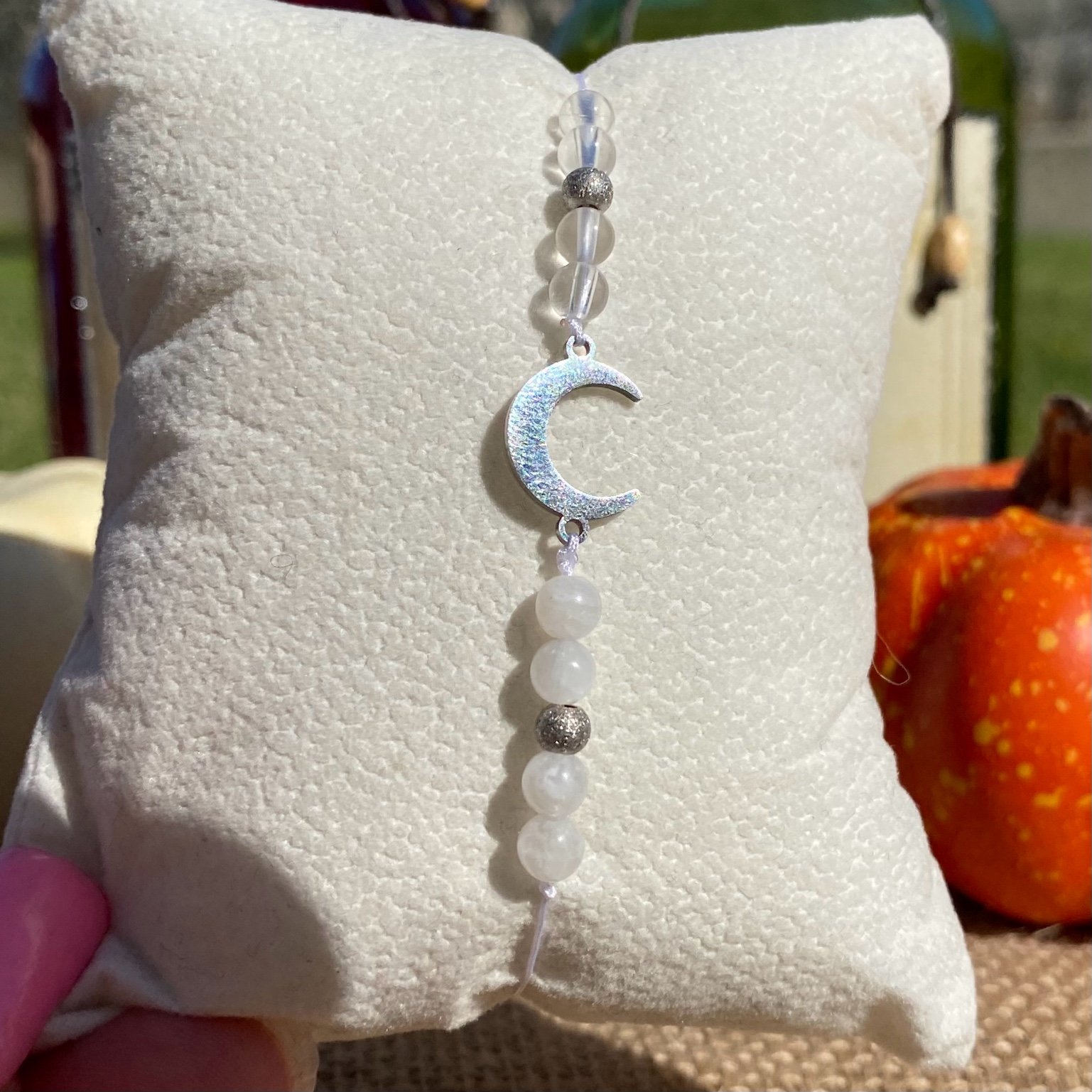 Bracelet Zéro le chien fantôme, en cristal de roche et pierre de lune, avec breloque lune argentée en acier inoxydable — bijou lumineux inspiré de l’univers de Tim Burton.
