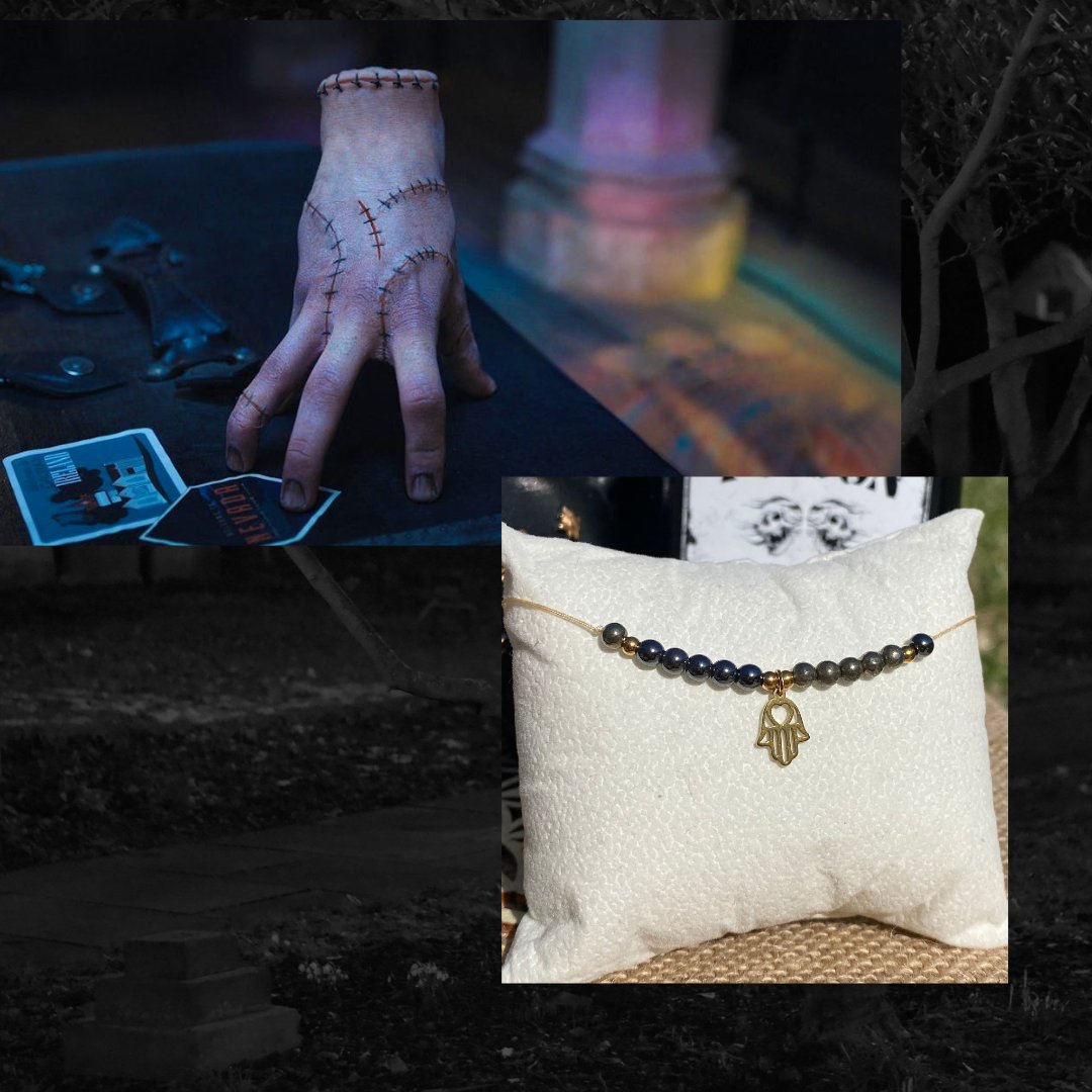Bracelet inspiré de la Chose Addams, fait main en pyrite et hématite, orné d’une breloque main avec cœur dans la paume. Bijou mystique et macabre, symbole de la famille, de soutien et de présence amicale à toute épreuves. Inspiré par la série Netflix Wednesday et le film La famille Addams.