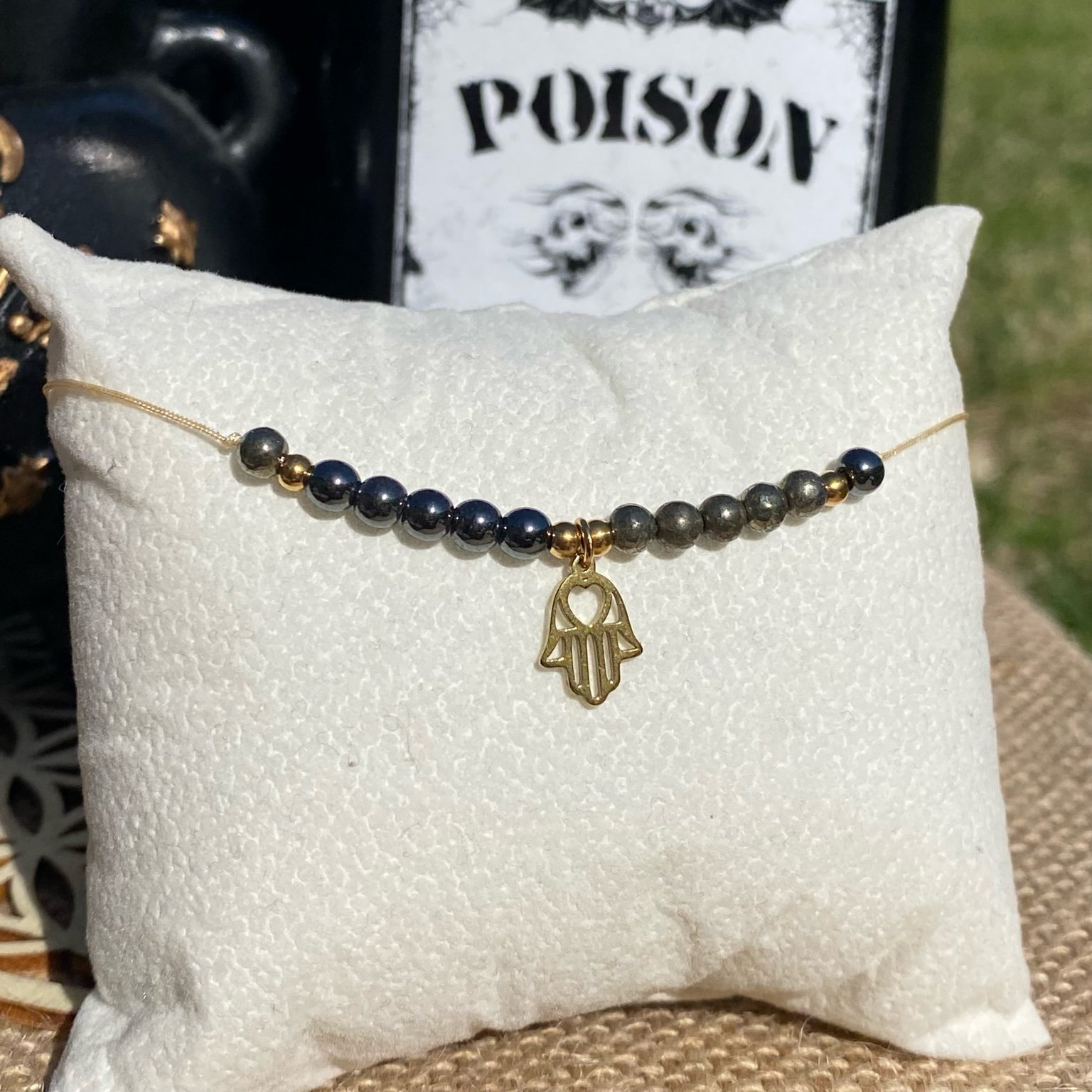 Bracelet inspirĂ© de la Chose Addams, fait main en pyrite et hĂ©matite, ornĂ© dâune breloque main avec cĆur dans la paume. Bijou mystique et macabre, symbole de la famille, de soutien et de prĂ©sence amicale Ă  toute Ă©preuves. InspirĂ© par la sĂ©rie Netflix Wednesday et le film La famille Addams.