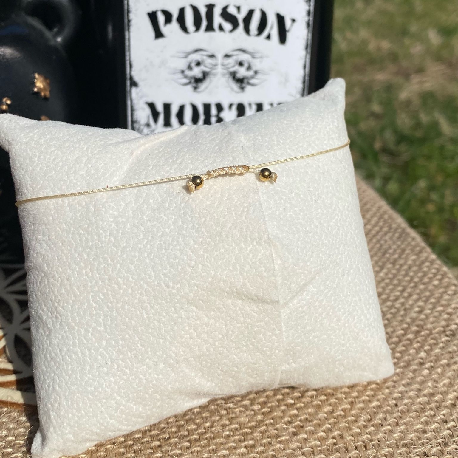 Bracelet inspiré de la Chose Addams, fait main en pyrite et hématite, orné d’une breloque main avec cœur dans la paume. Bijou mystique et macabre, symbole de la famille, de soutien et de présence amicale à toute épreuves. Inspiré par la série Netflix Wednesday et le film La famille Addams.