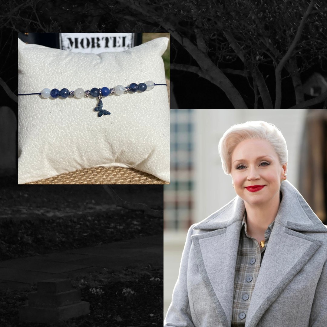 Bracelet inspiré de la principale Larissa Weems, en pierres naturelles de sodalite et pierre de lune, orné d’une breloque papillon argentée. Bijou spirituel qui symbolise la féminité, l’intuition et la sensibilité. Inspiré par la série Netflix Wednesday et le film La famille Addams.