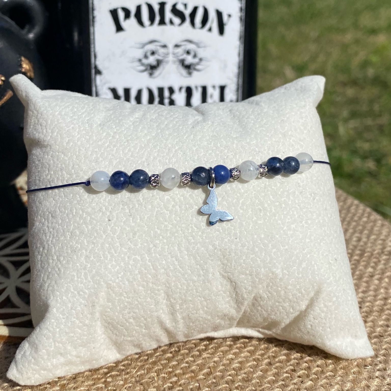 Bracelet inspirĂ© de Xavier Thorpe, en pierres naturelles de sodalite et dâamĂ©thyste, ornĂ© dâune breloque papillon argentĂ©e. Bijou spirituel et artistique qui symbolise la crĂ©ativitĂ©, lâintuition et la sensibilitĂ©. InspirĂ© par la sĂ©rie Netflix Wednesday et le film La famille Addams.