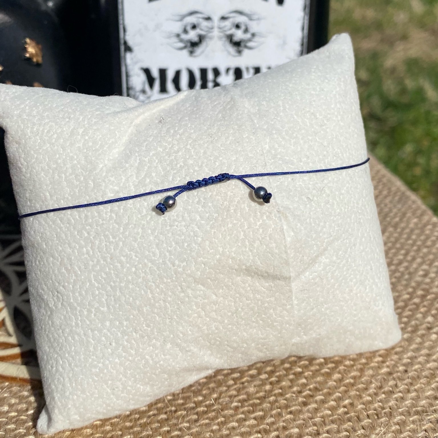 Bracelet inspiré de Xavier Thorpe, en pierres naturelles de sodalite et d’améthyste, orné d’une breloque papillon argentée. Bijou spirituel et artistique qui symbolise la créativité, l’intuition et la sensibilité. Inspiré par la série Netflix Wednesday et le film La famille Addams.