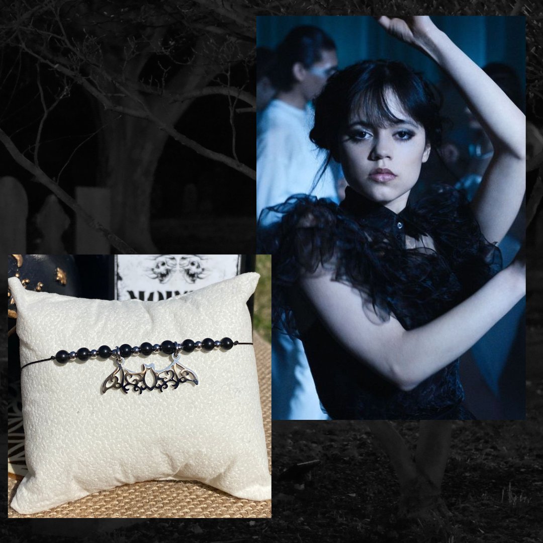 Bracelet inspiré de Mercredi Addams, fait main en obsidienne noire, avec breloque chauve-souris argentée en acier inoxydable. Bijou sombre et raffiné, symbole de protection, d’ancrage et d’indépendance. Inspiré par la série Netflix Wednesday et le film La famille Addams