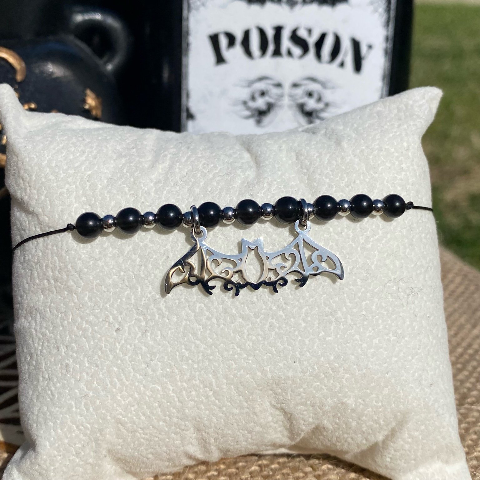 Bracelet inspirĂ© de Mercredi Addams, fait main en obsidienne noire, avec breloque chauve-souris argentĂ©e en acier inoxydable. Bijou sombre et raffinĂ©, symbole de protection, dâancrage et dâindĂ©pendance. InspirĂ© par la sĂ©rie Netflix Wednesday et le film La famille Addams