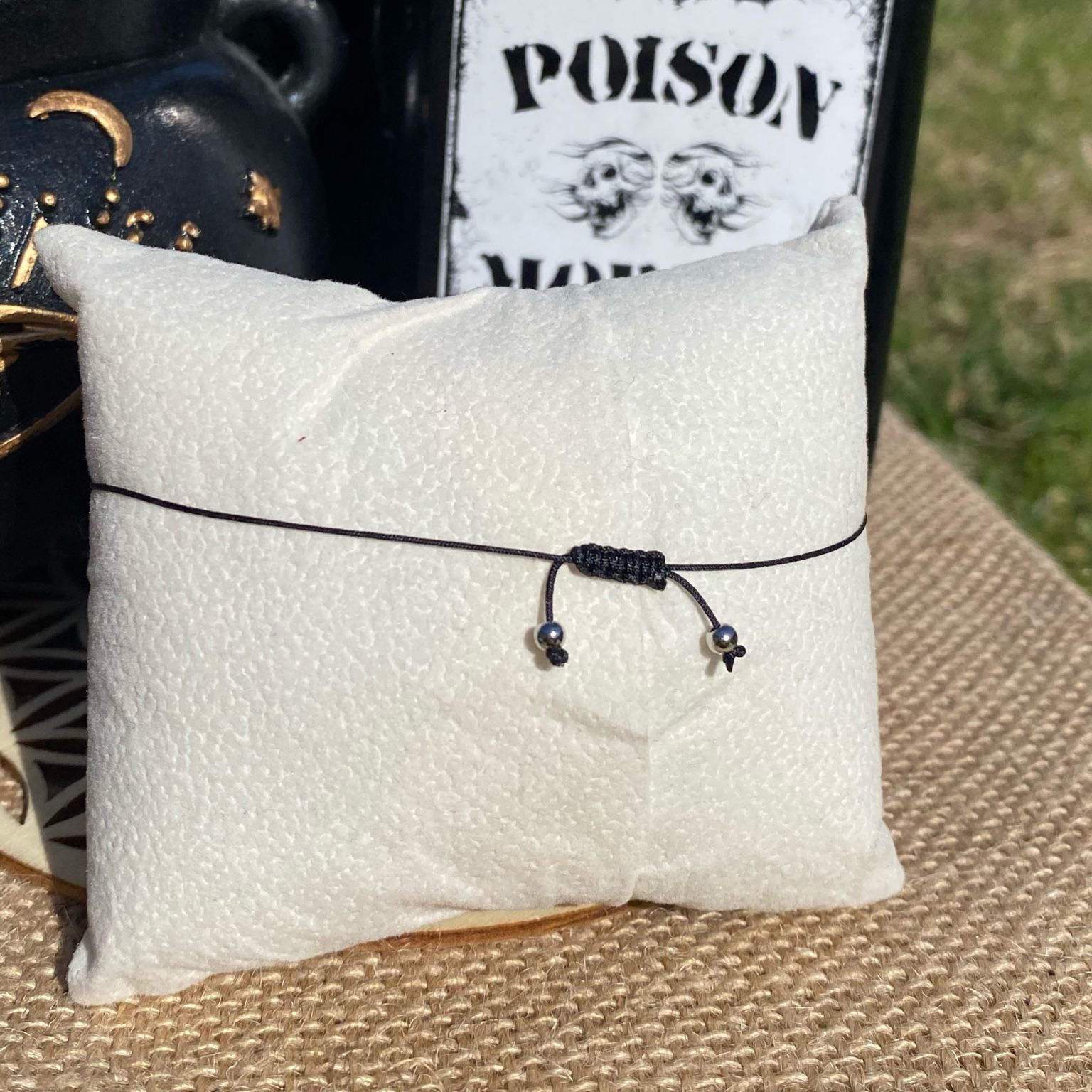 Bracelet inspiré de Mercredi Addams, fait main en obsidienne noire, avec breloque chauve-souris argentée en acier inoxydable. Bijou sombre et raffiné, symbole de protection, d’ancrage et d’indépendance. Inspiré par la série Netflix Wednesday et le film La famille Addams