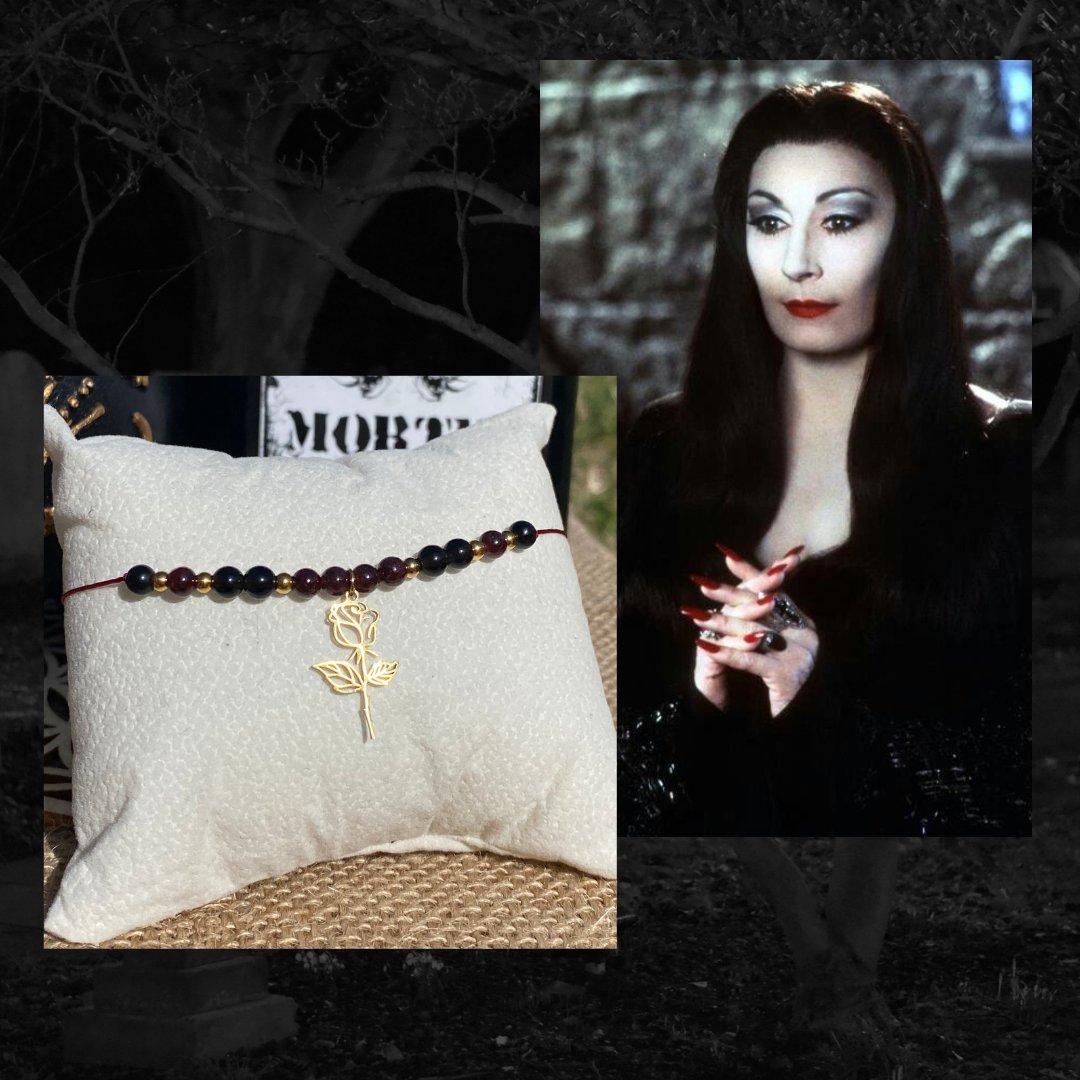 Bracelet inspiré de Morticia Addams, fait main en grenat et obsidienne noire, orné d’une breloque rose dorée. Bijou mystique et sensuel, symbole de féminité, de force et d’élégance ténébreuse. Inspiré par la série Netflix Wednesday et le film La famille Addams.