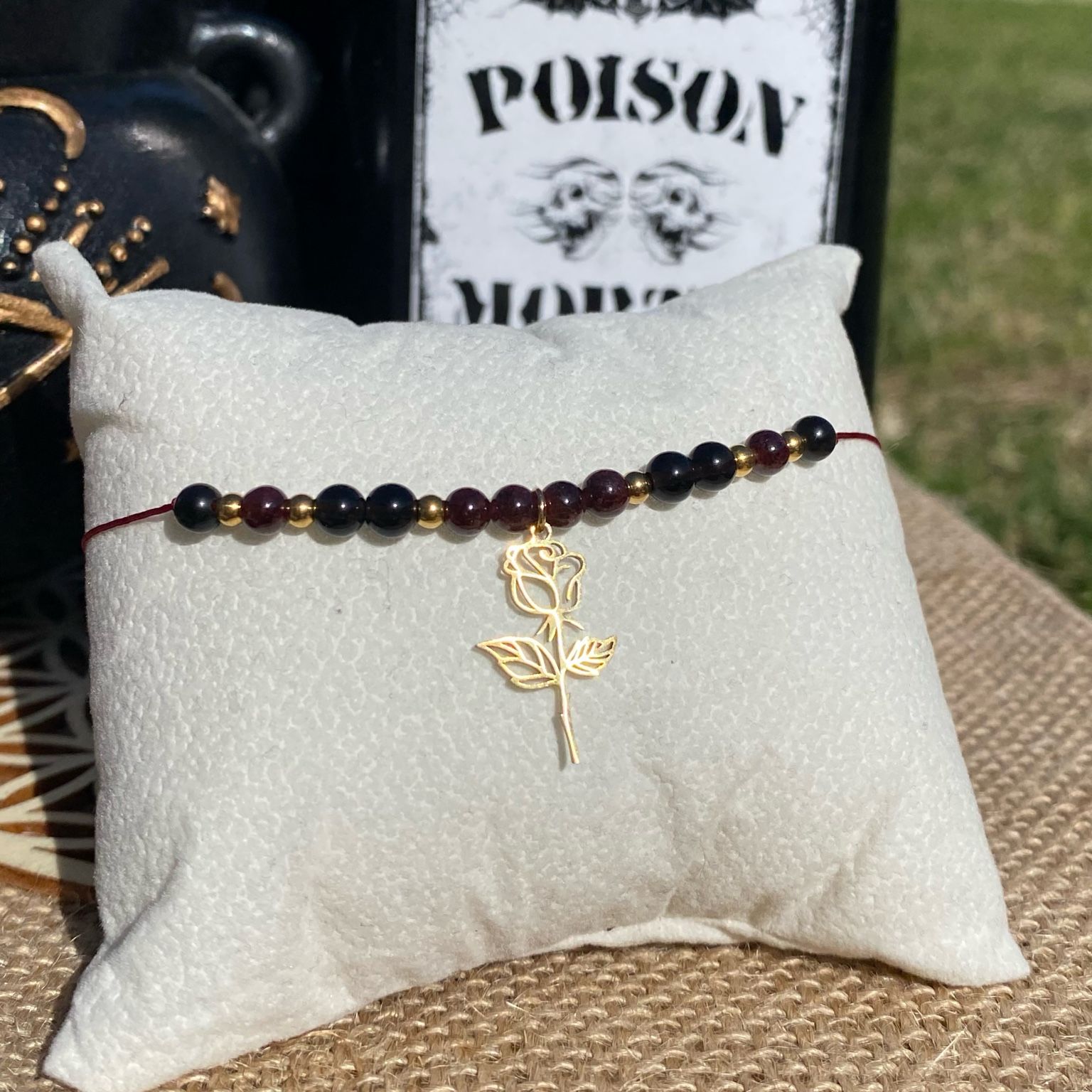 Bracelet inspirĂ© de Morticia Addams, fait main en grenat et obsidienne noire, ornĂ© dâune breloque rose dorĂ©e. Bijou mystique et sensuel, symbole de fĂ©minitĂ©, de force et dâĂ©lĂ©gance tĂ©nĂ©breuse. InspirĂ© par la sĂ©rie Netflix Wednesday et le film La famille Addams.