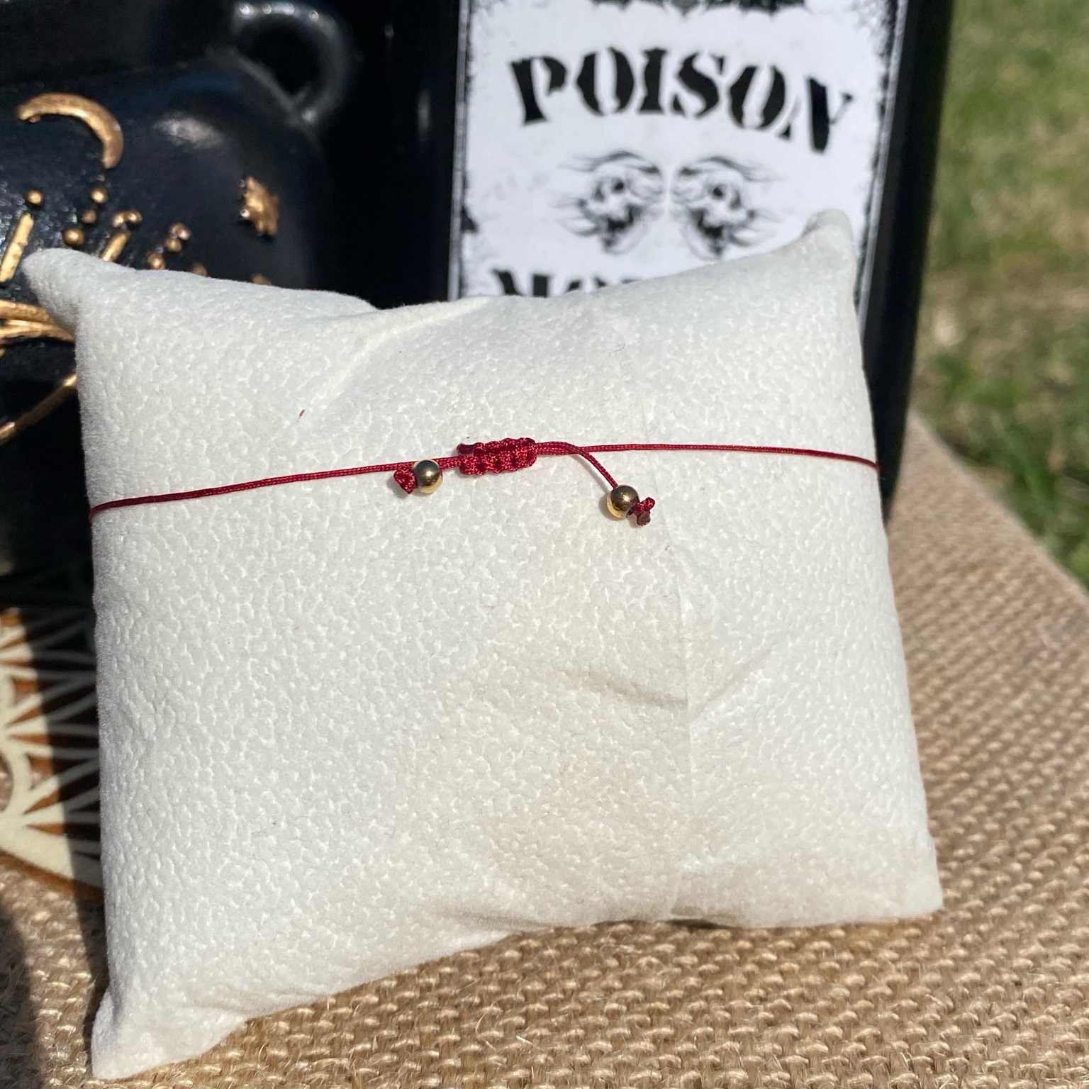 Bracelet inspiré de Morticia Addams, fait main en grenat et obsidienne noire, orné d’une breloque rose dorée. Bijou mystique et sensuel, symbole de féminité, de force et d’élégance ténébreuse. Inspiré par la série Netflix Wednesday et le film La famille Addams.