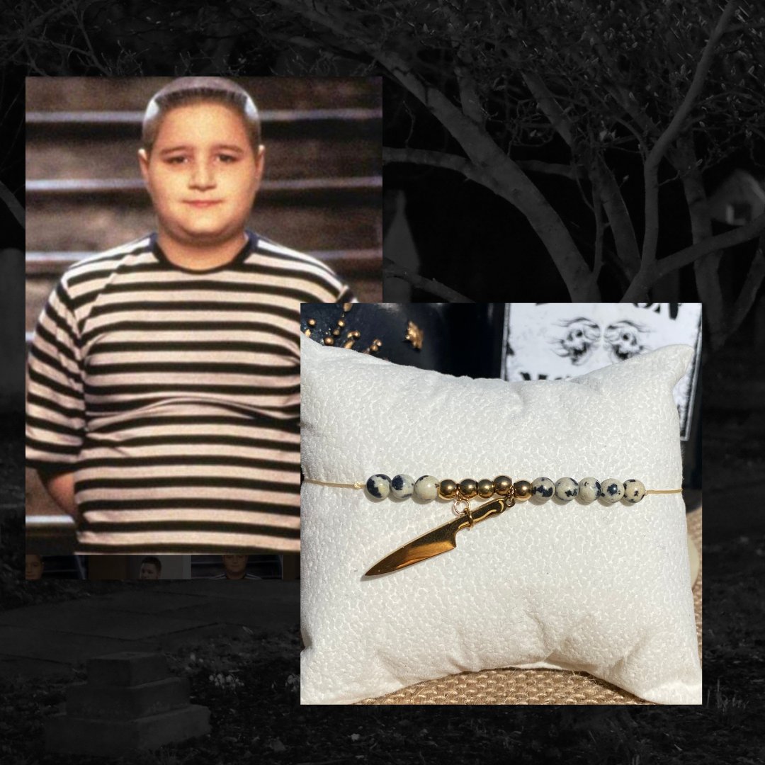 Bracelet inspiré de Puglsey Addams, en jaspe dalmatien, apprêts dorés en acier inoxydable et une breloque couteau doré. Inspiré par la série Netflix Wednesday et le film La famille Addams.
