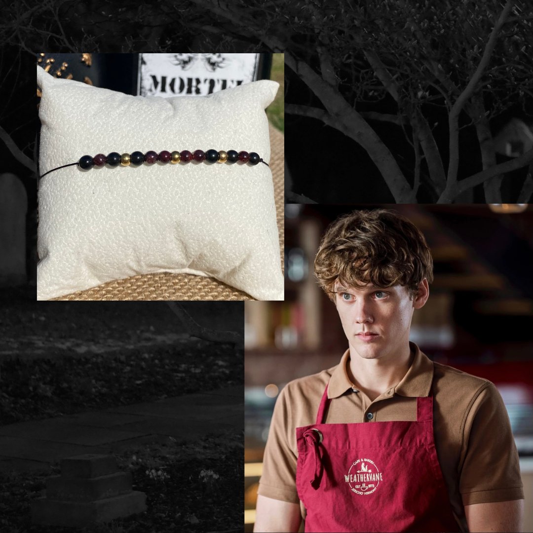 Bracelet inspiré de Tyler Galpin, en grenat et obsidienne noire, apprêts dorés en acier inoxydable. Inspiré par la série Netflix Wednesday et le film La famille Addams.