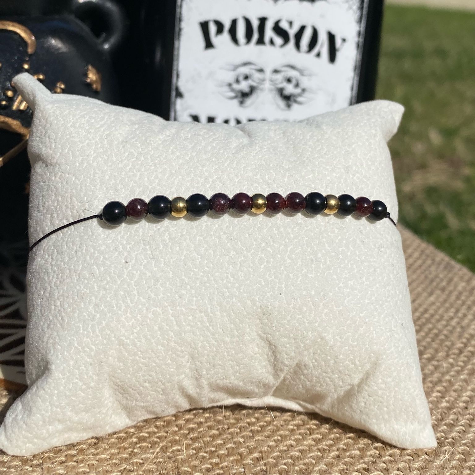 Bracelet inspirĂ© de Tyler Galpin, en grenat et obsidienne noire, apprĂȘts dorĂ©s en acier inoxydable. InspirĂ© par la sĂ©rie Netflix Wednesday et le film La famille Addams.