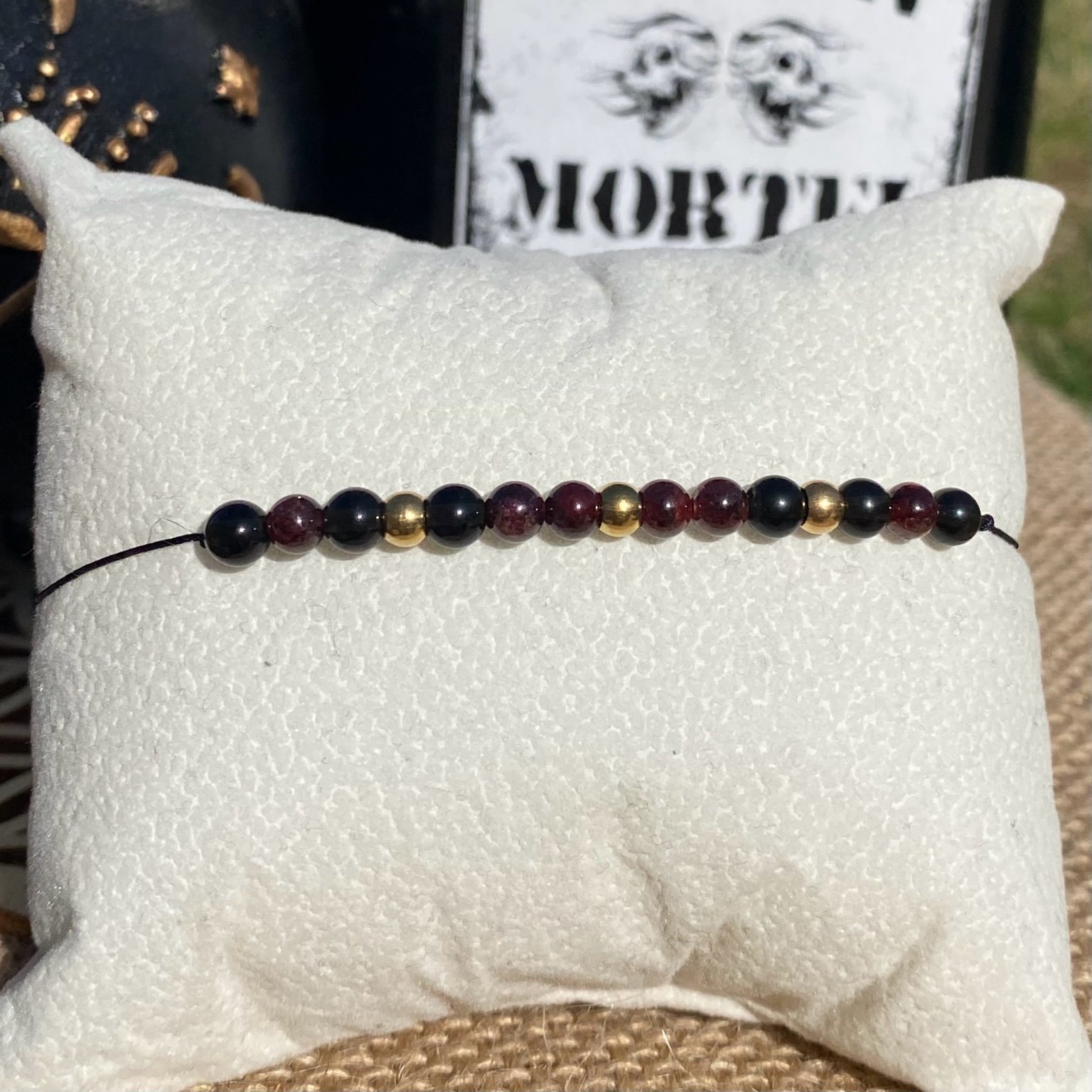 Bracelet inspiré de Tyler Galpin, en grenat et obsidienne noire, apprêts dorés en acier inoxydable. Inspiré par la série Netflix Wednesday et le film La famille Addams.