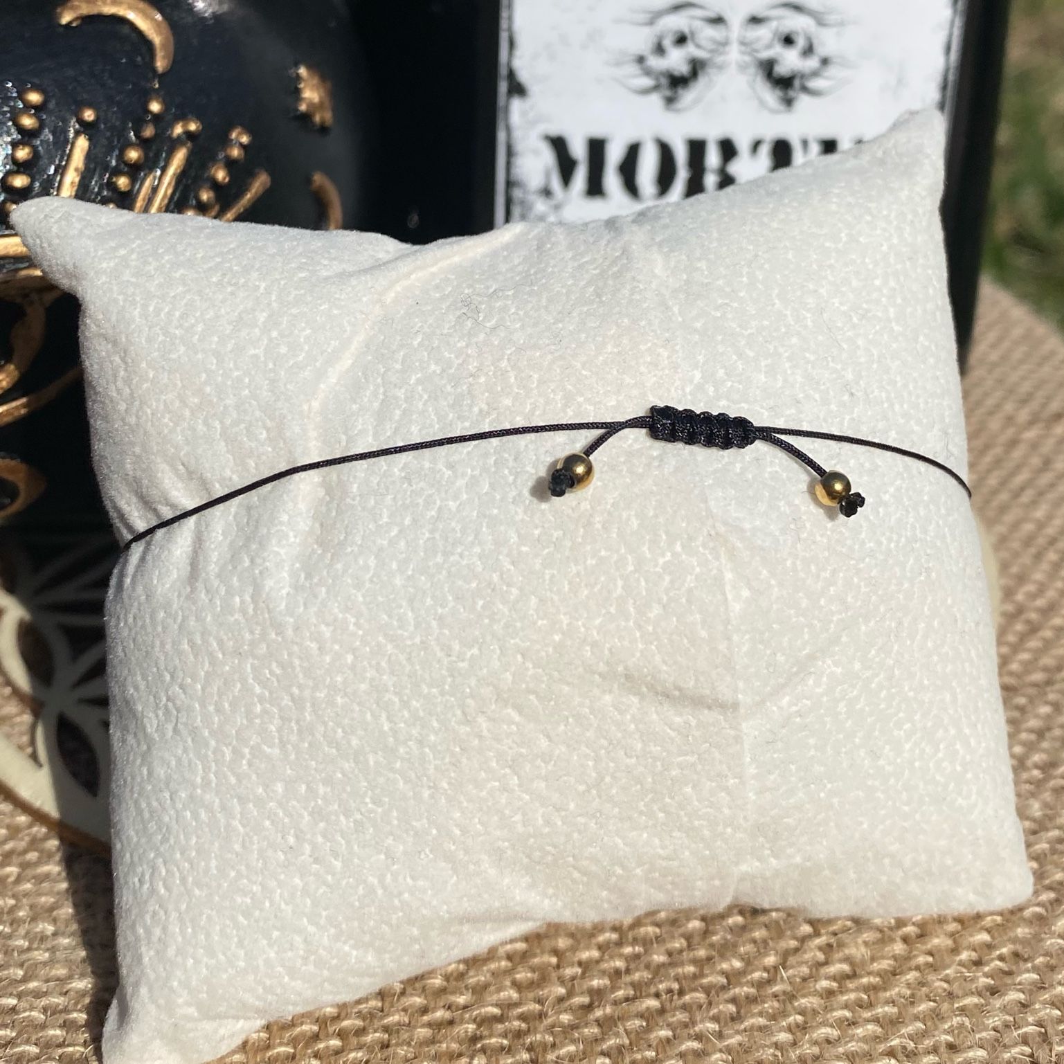 Bracelet inspiré de Tyler Galpin, en grenat et obsidienne noire, apprêts dorés en acier inoxydable. Inspiré par la série Netflix Wednesday et le film La famille Addams.