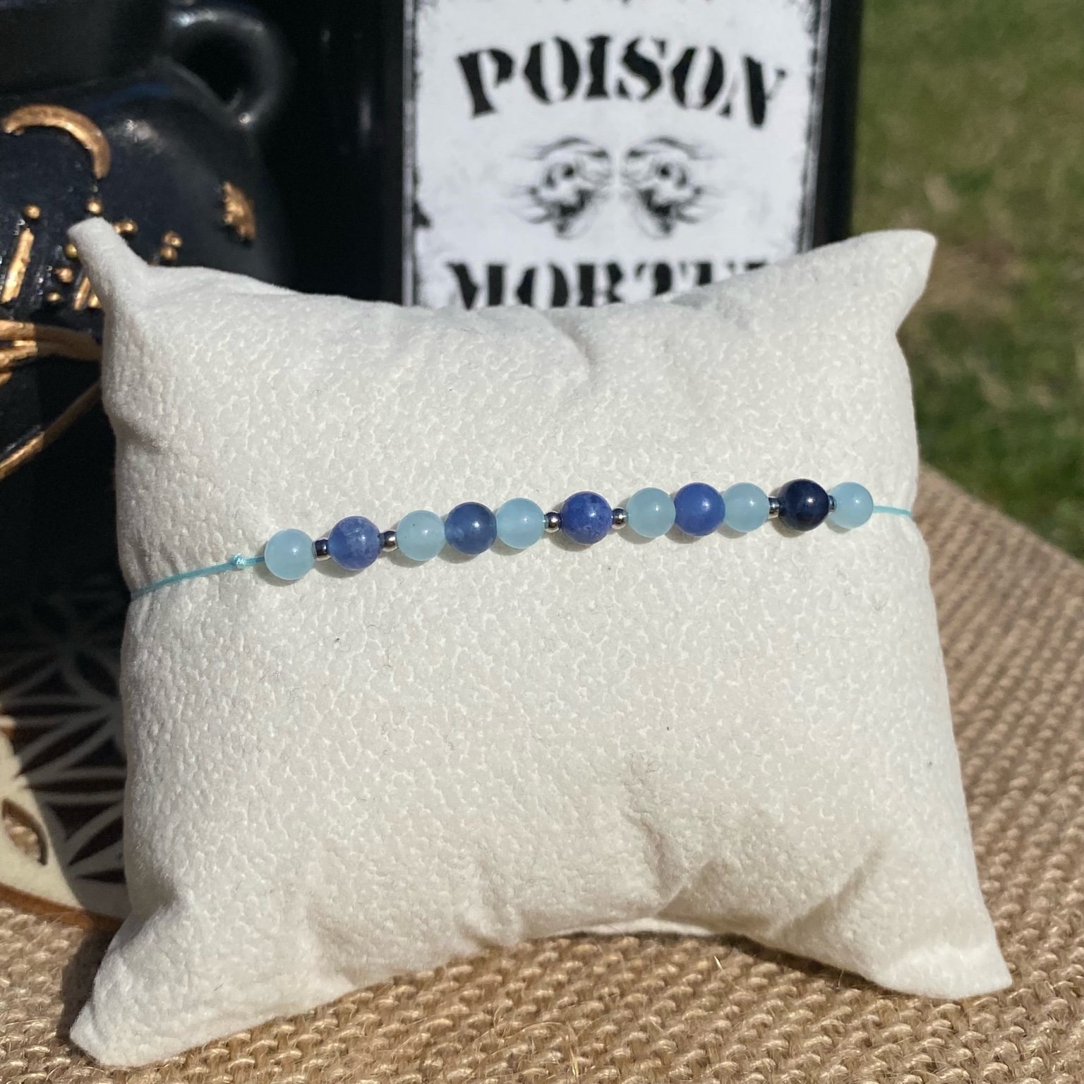 Bracelet inspiré de Xavier Thorpe, en pierres naturelles de sodalite et d’améthyste, orné de perles rondes argentées. Bijou spirituel et artistique qui symbolise la créativité, l’intuition et la sensibilité. Inspiré par la série Netflix Wednesday et le film La famille Addams.