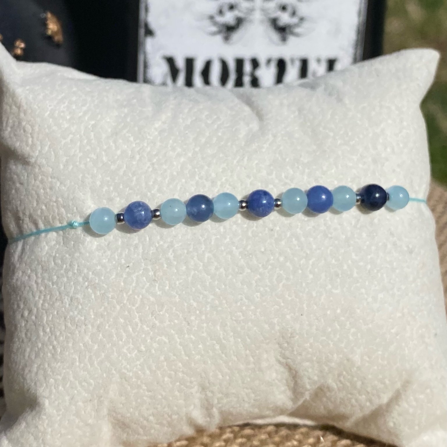 Bracelet inspirĂ© de Xavier Thorpe, en pierres naturelles de sodalite et dâamĂ©thyste, ornĂ© de perles rondes argentĂ©es. Bijou spirituel et artistique qui symbolise la crĂ©ativitĂ©, lâintuition et la sensibilitĂ©. InspirĂ© par la sĂ©rie Netflix Wednesday et le film La famille Addams.