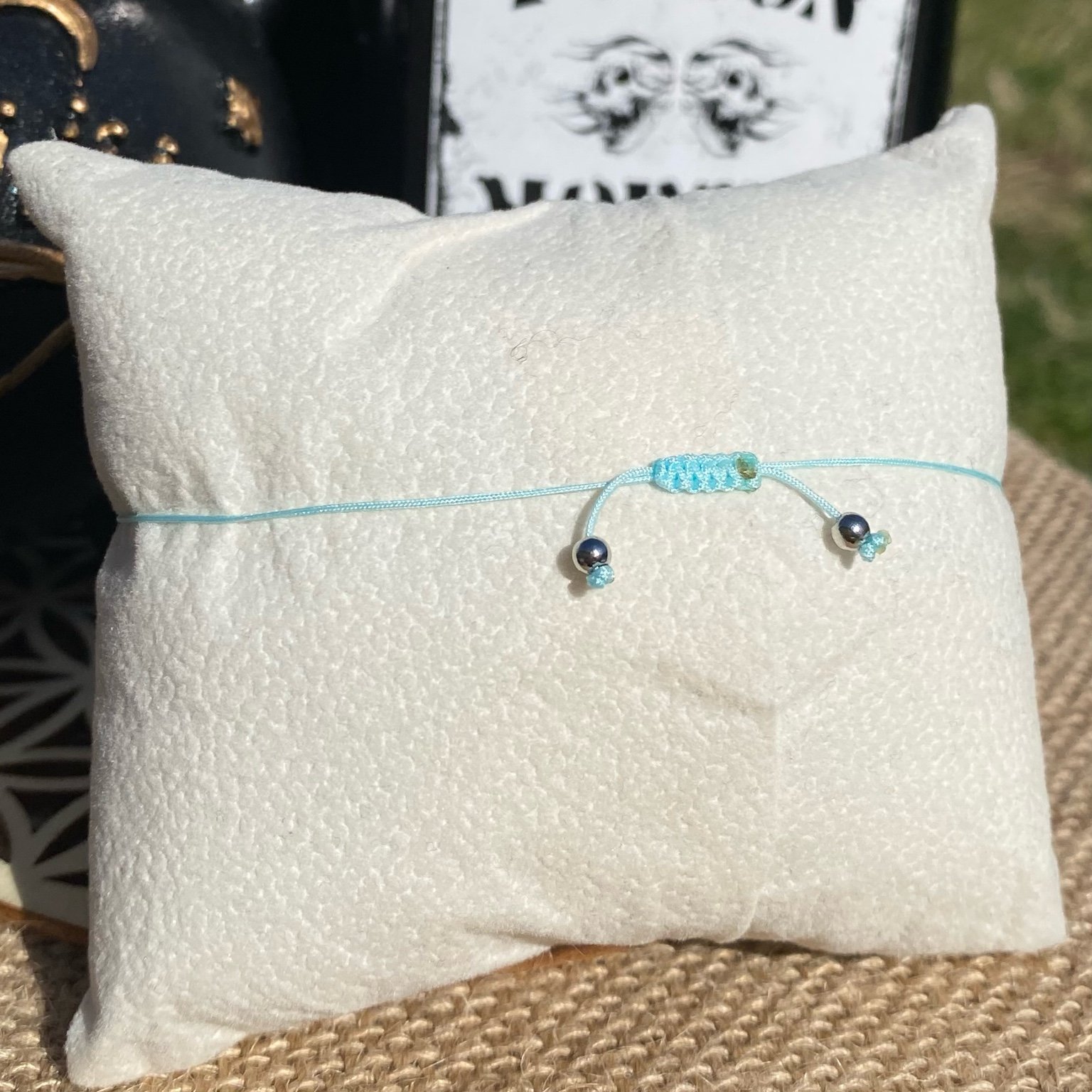 Bracelet inspiré de Xavier Thorpe, en pierres naturelles de sodalite et d’améthyste, orné de perles rondes argentées. Bijou spirituel et artistique qui symbolise la créativité, l’intuition et la sensibilité. Inspiré par la série Netflix Wednesday et le film La famille Addams.